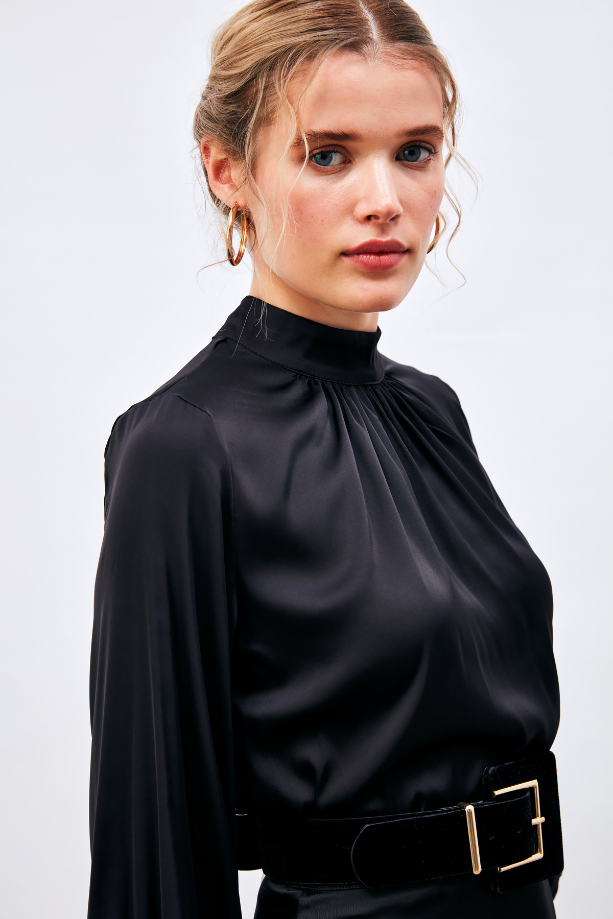 Yaka Detaylı Saten Bluz - SİYAH