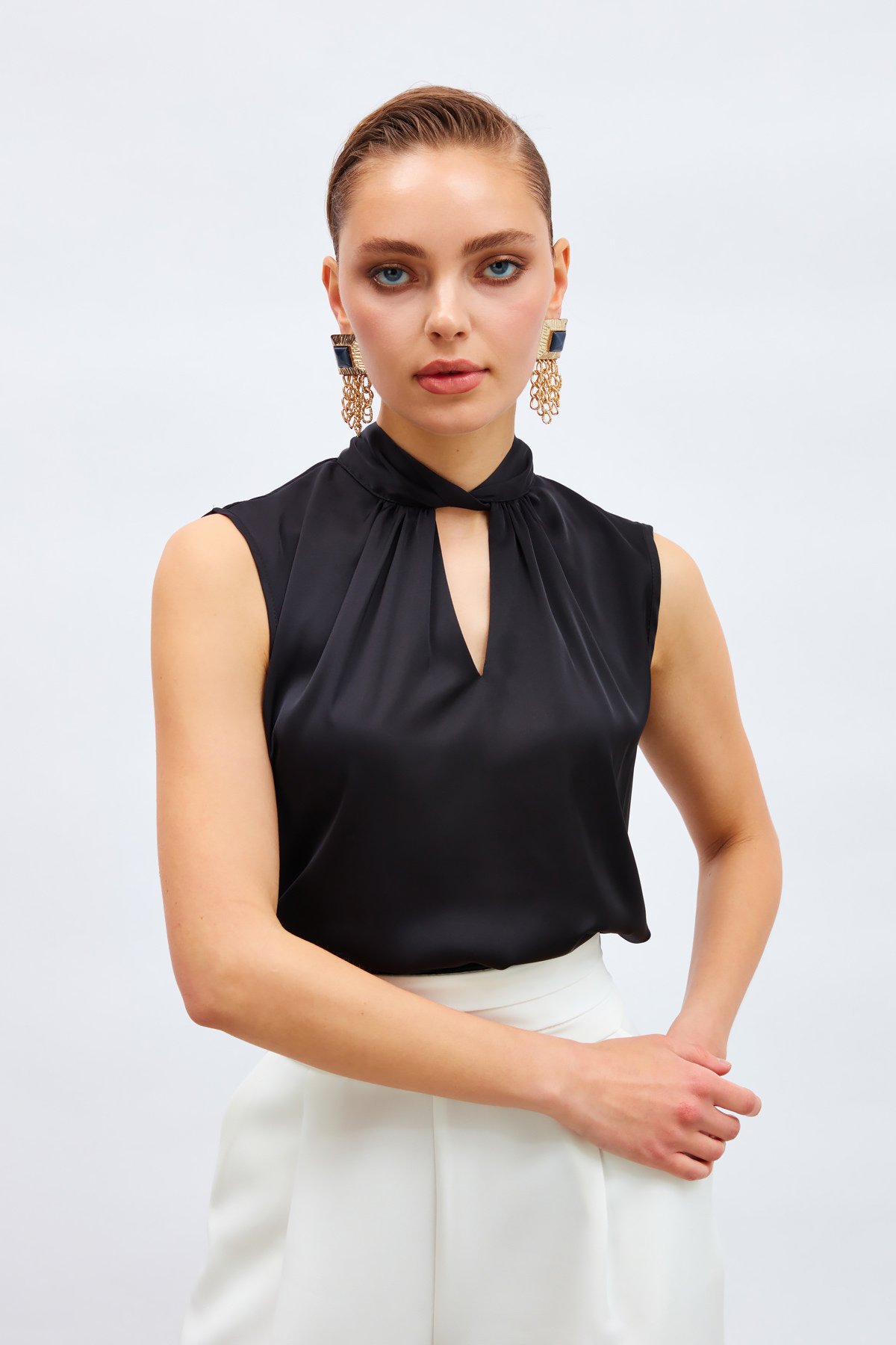Yaka Detaylı Saten Bluz - SİYAH