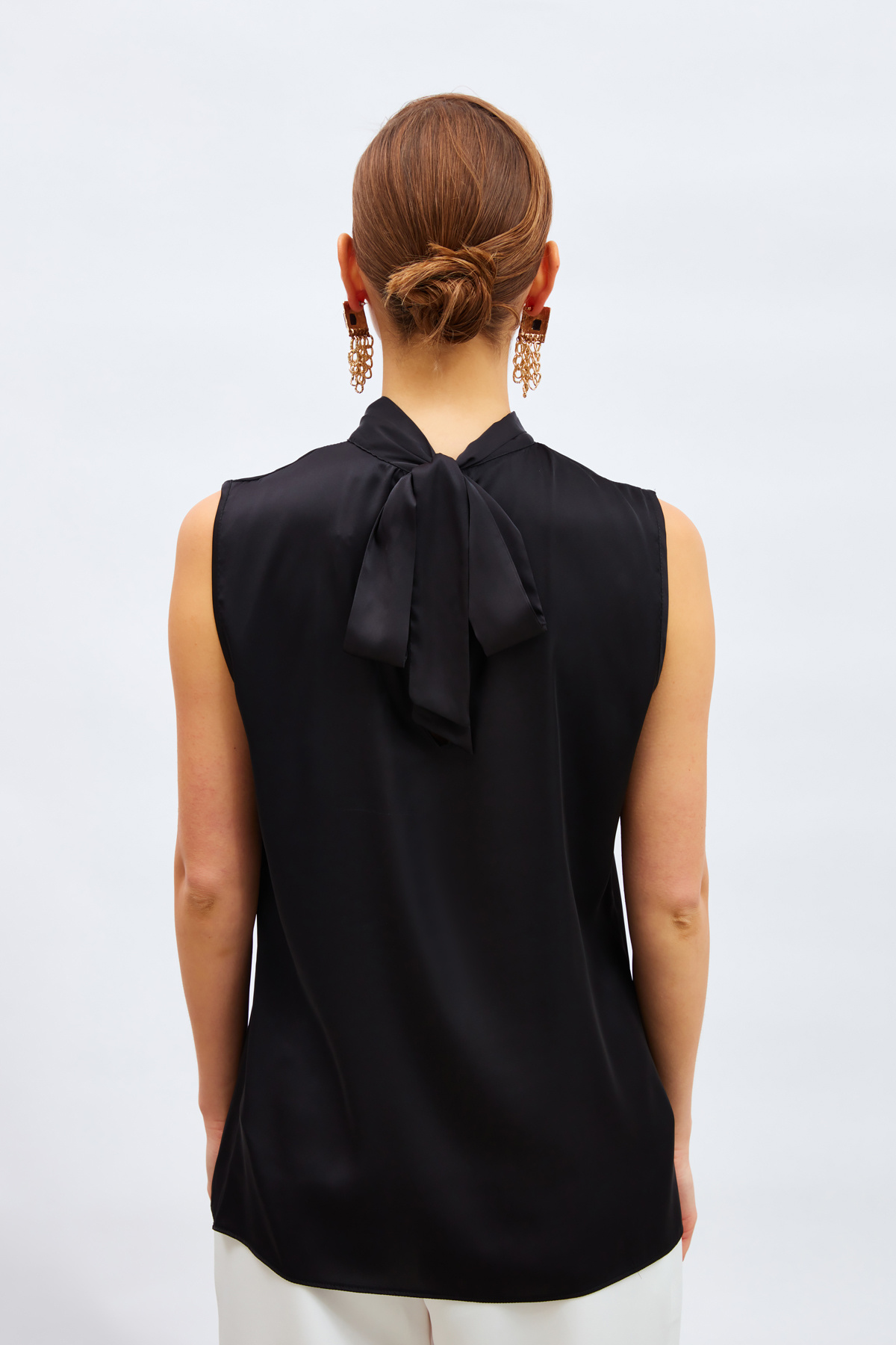 Yaka Detaylı Saten Bluz - SİYAH