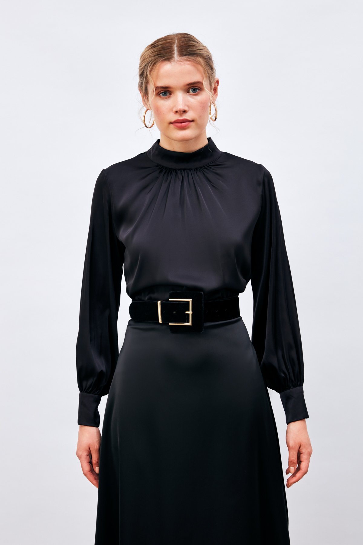 Yaka Detaylı Saten Bluz - SİYAH