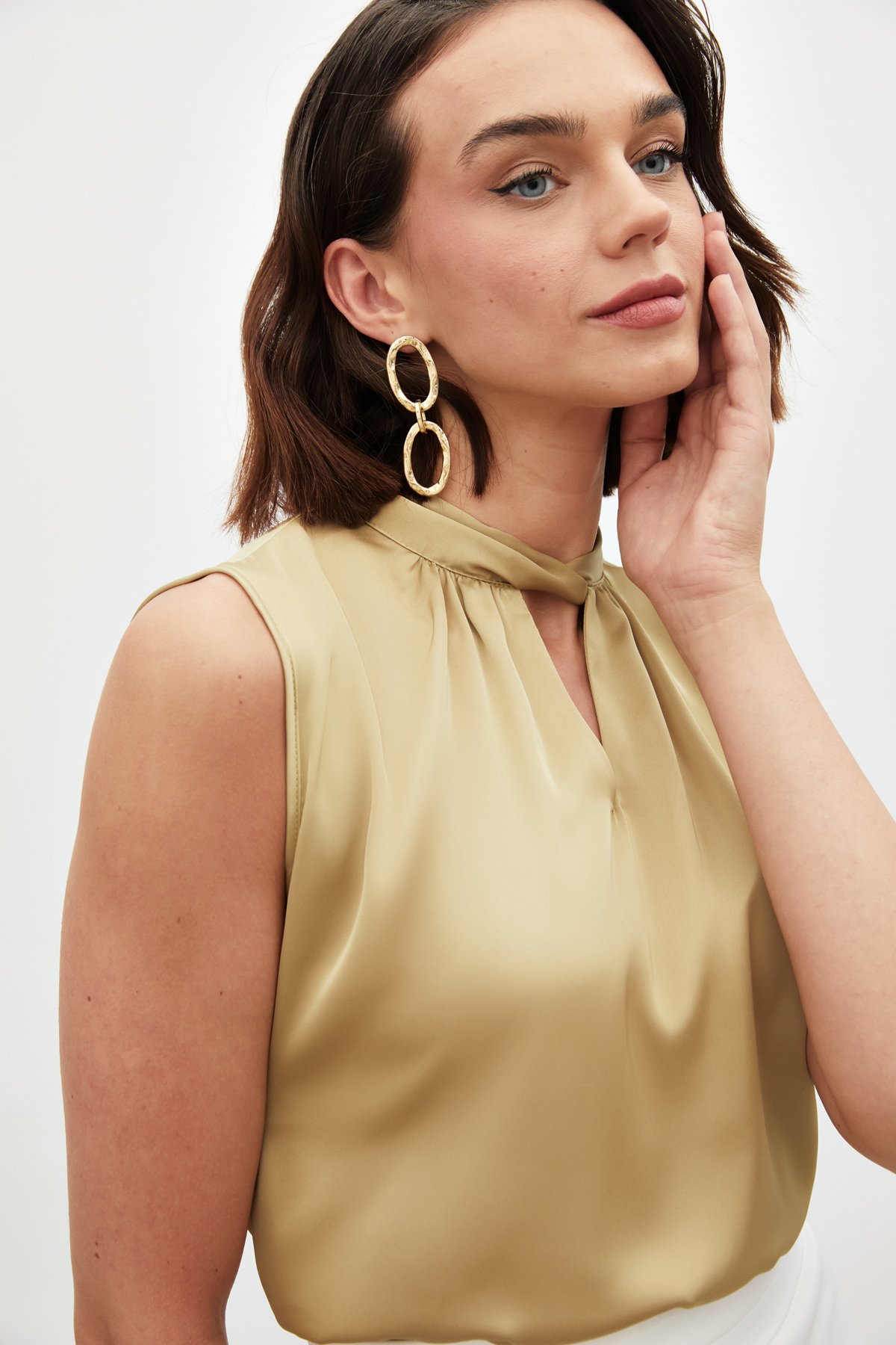 Yaka Detaylı Saten Bluz - SÜTLÜ KAHVE