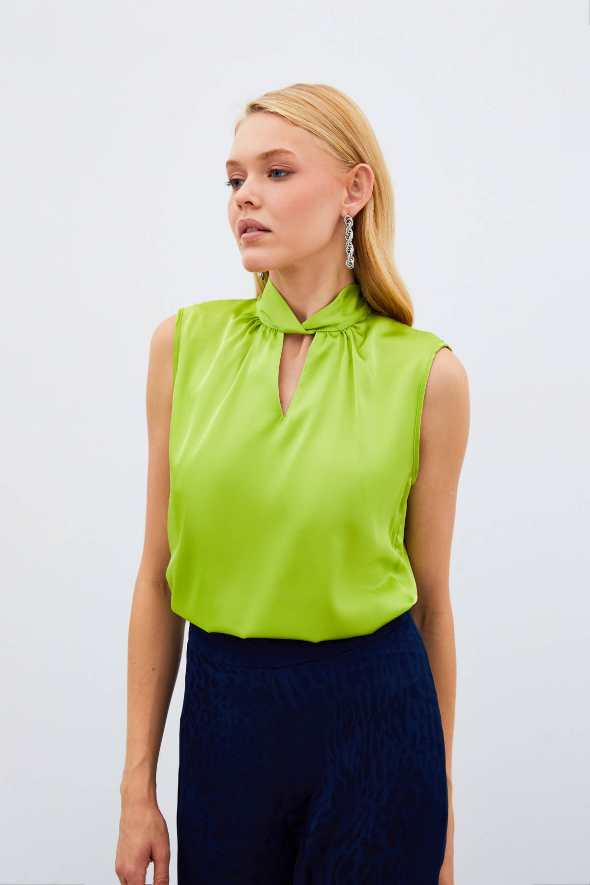 Yaka Detaylı Saten Bluz - YAĞ YEŞİLİ