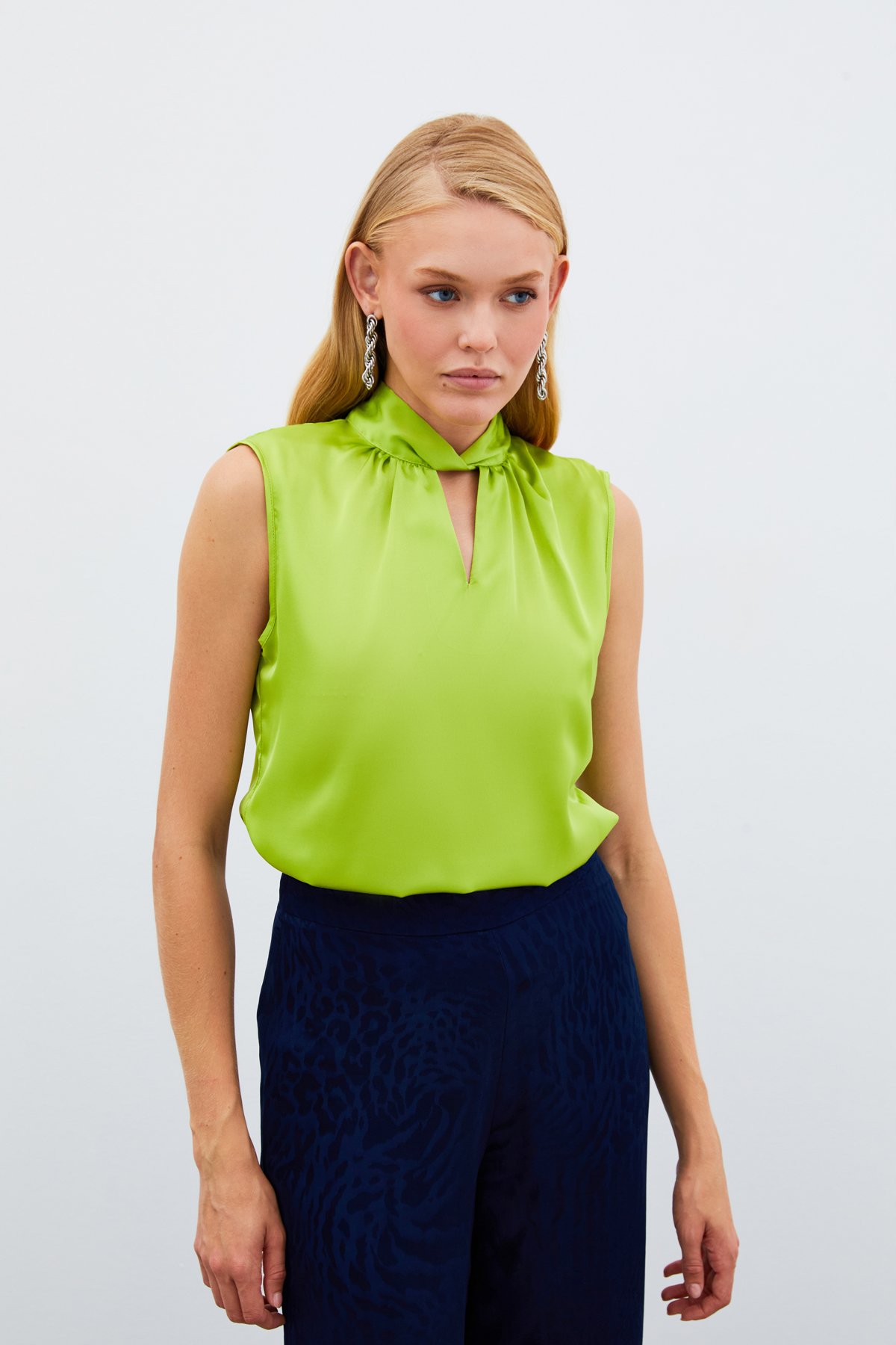 Yaka Detaylı Saten Bluz - YAĞ YEŞİLİ