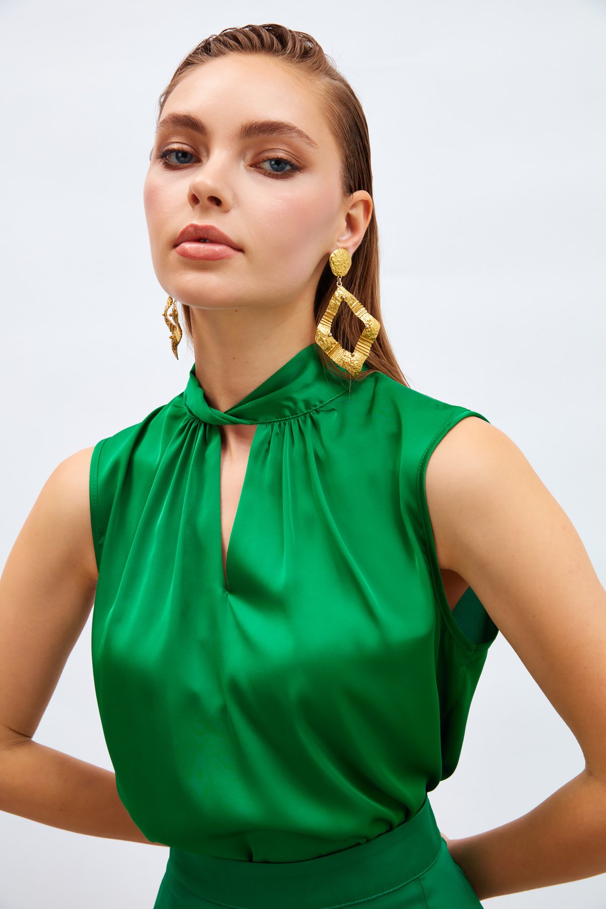 Yaka Detaylı Saten Bluz - YEŞİL