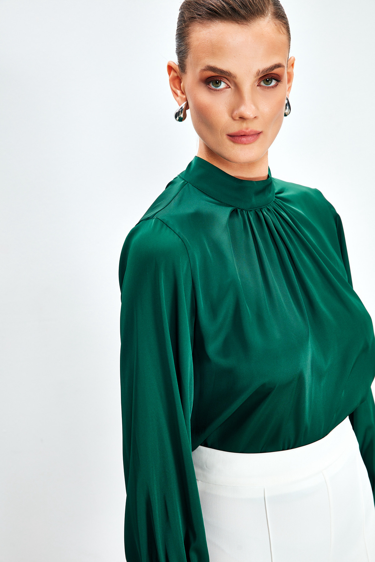 Yaka Detaylı Saten Bluz - ZÜMRÜT