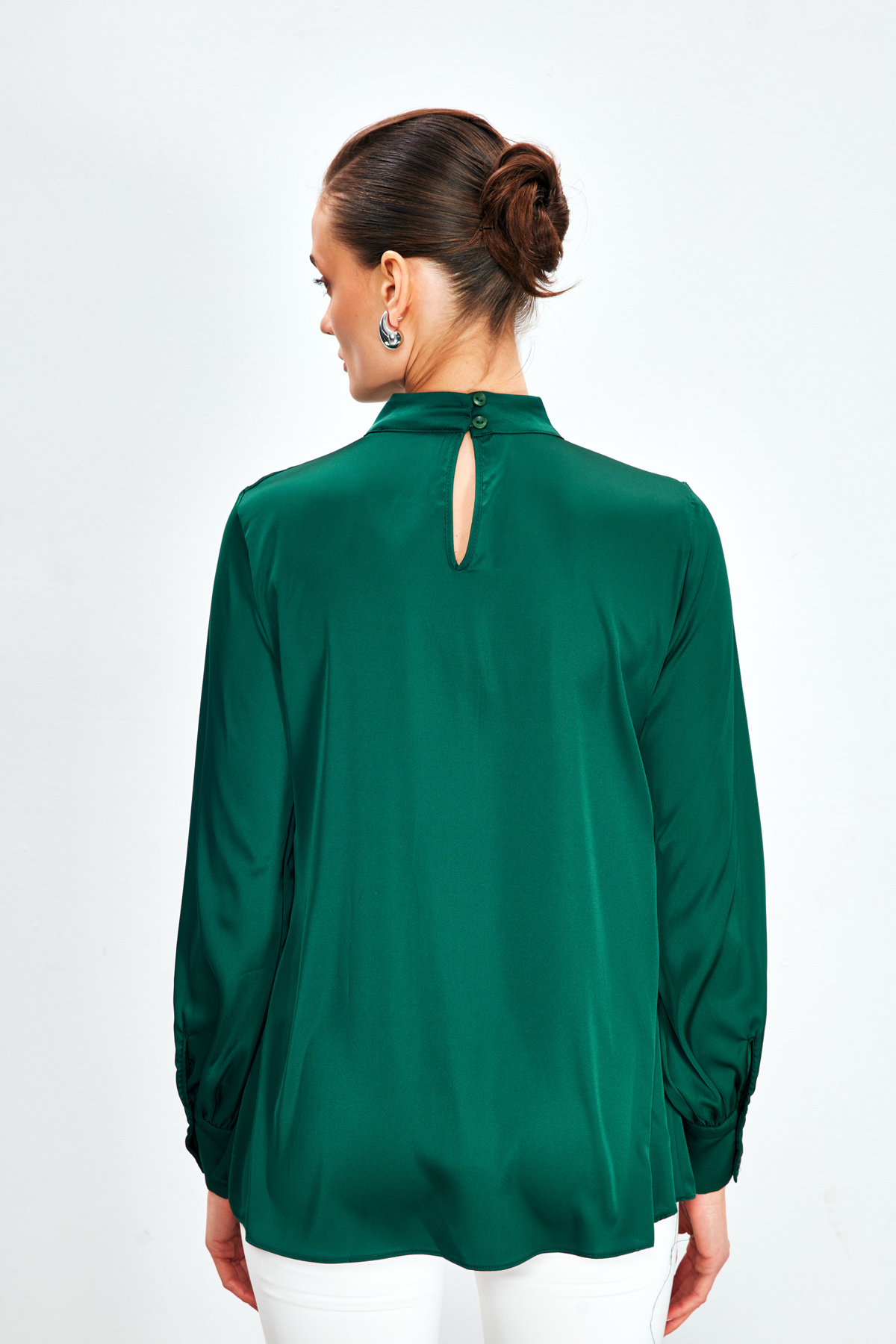 Yaka Detaylı Saten Bluz - ZÜMRÜT