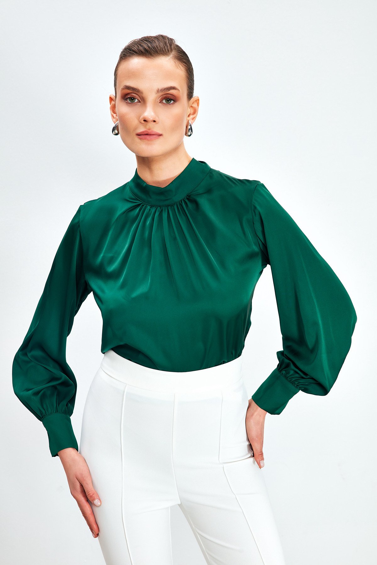 Yaka Detaylı Saten Bluz - ZÜMRÜT