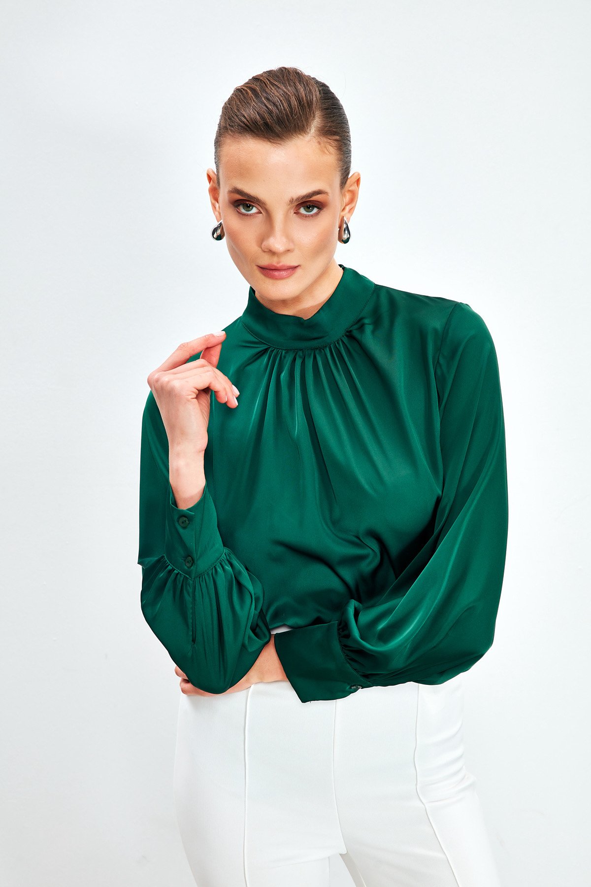 Yaka Detaylı Saten Bluz - ZÜMRÜT