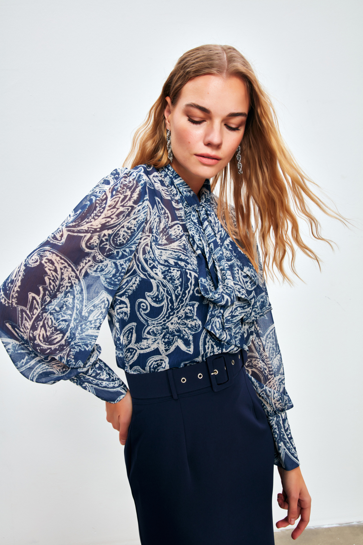 Yaka Fularlı Desenli Gömlek - LACİVERT