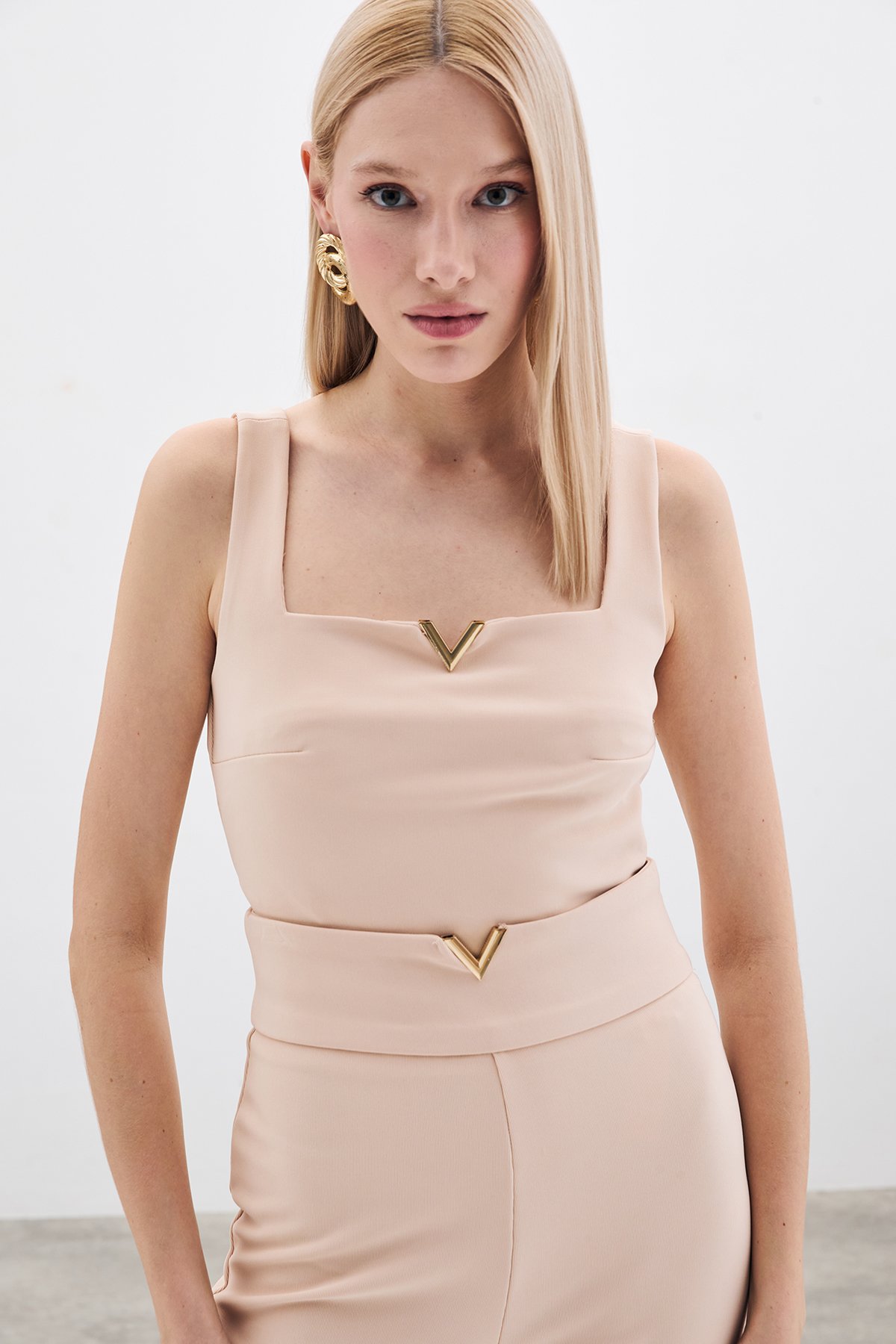 Yaka Gold Aksesuarlı Bluz - Bej