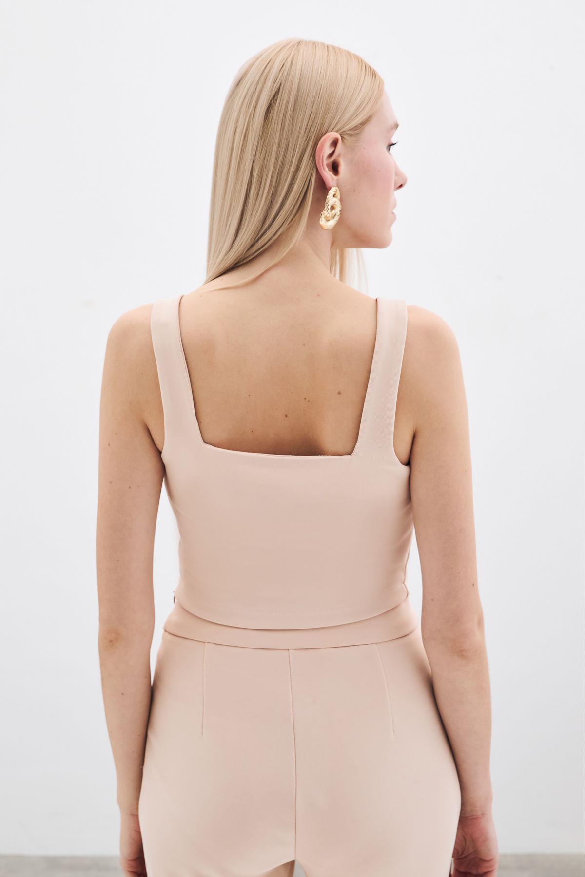 Yaka Gold Aksesuarlı Bluz - Bej