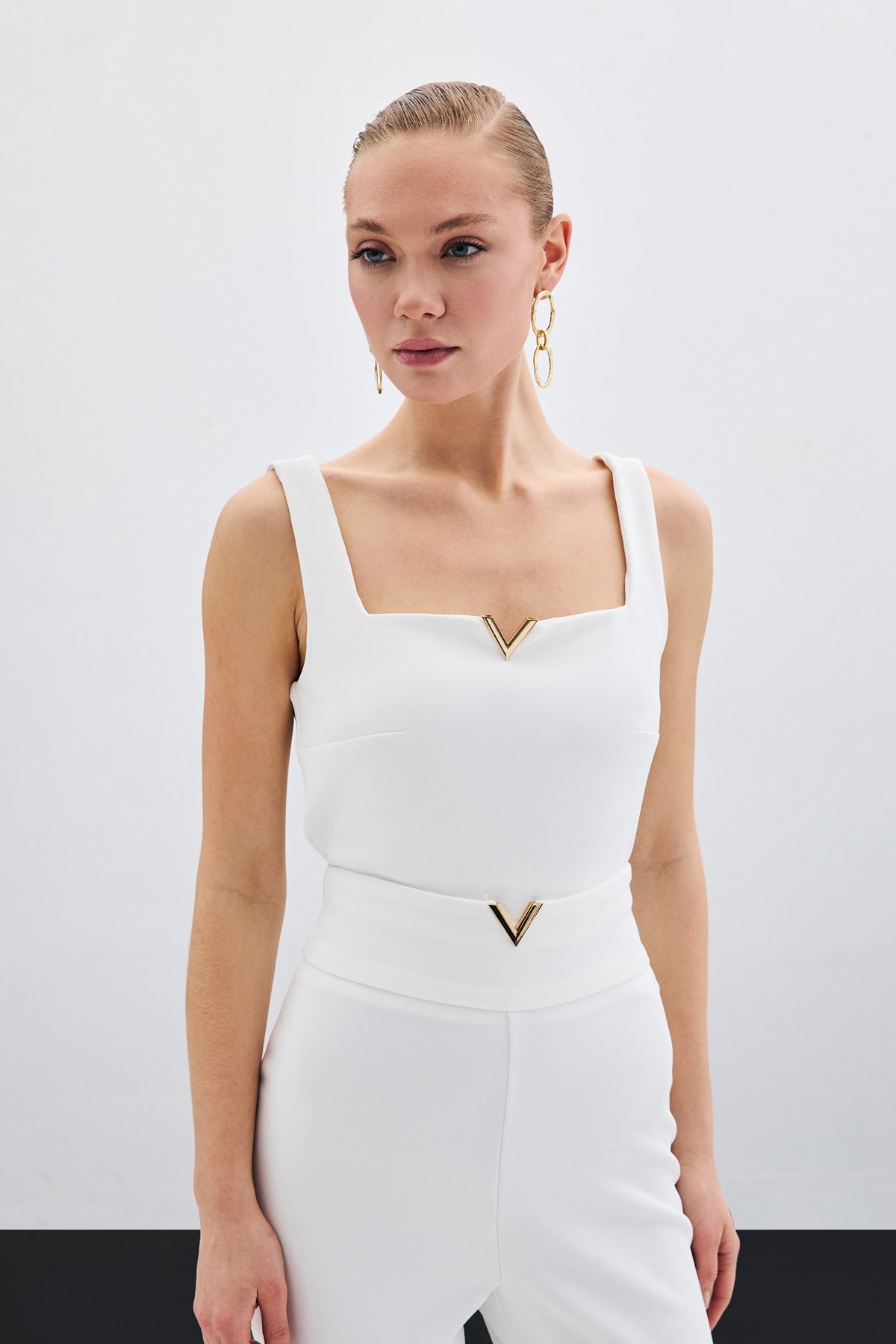 Yaka Gold Aksesuarlı Bluz - Ekru