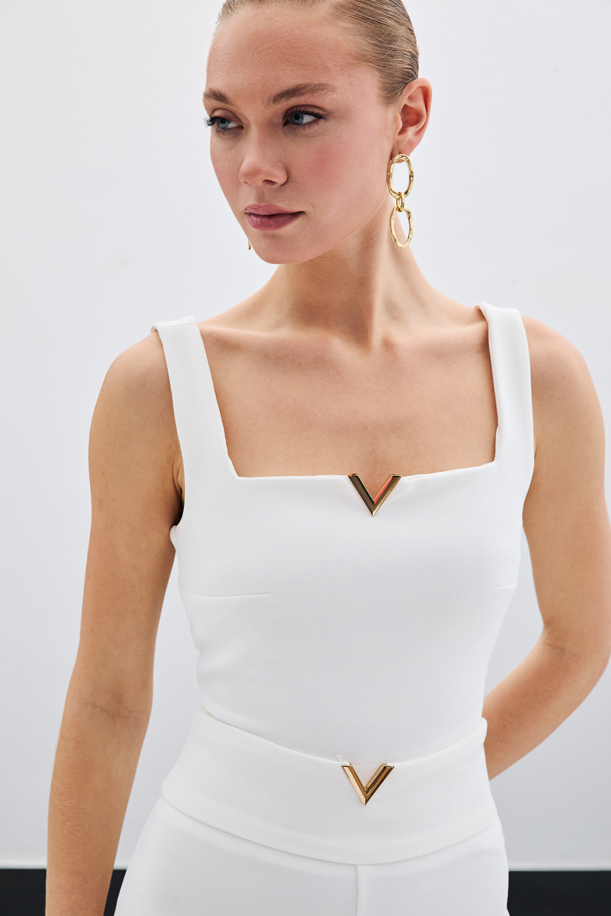 Yaka Gold Aksesuarlı Bluz - Ekru