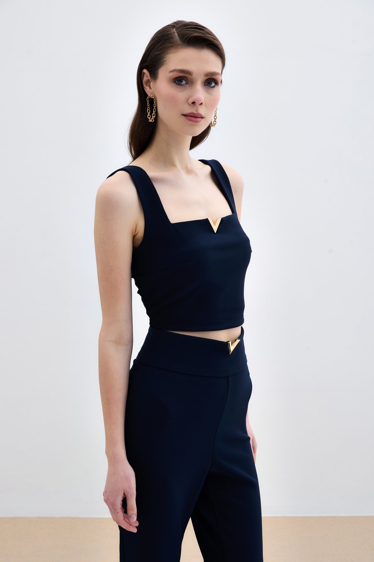 Yaka Gold Aksesuarlı Bluz - Lacivert