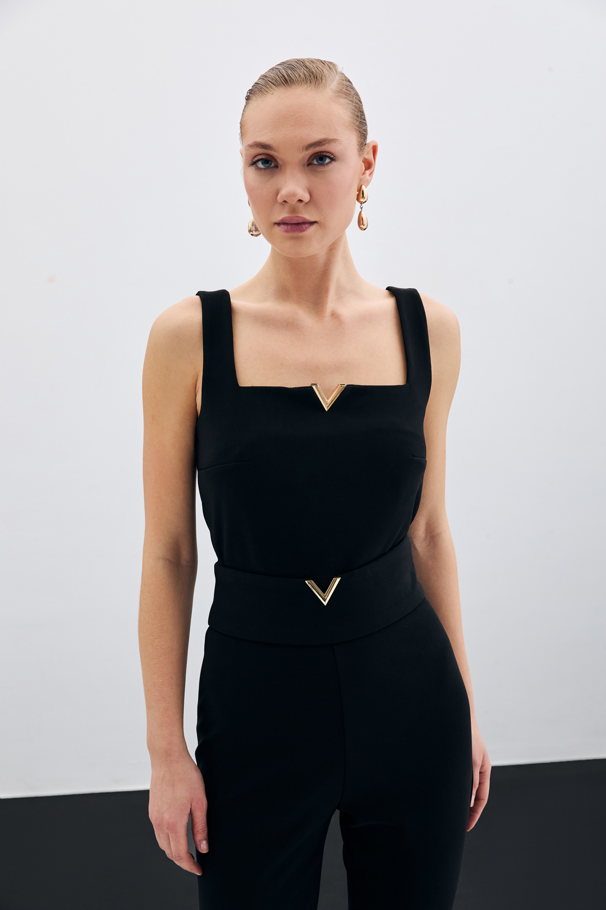 Yaka Gold Aksesuarlı Bluz - Siyah