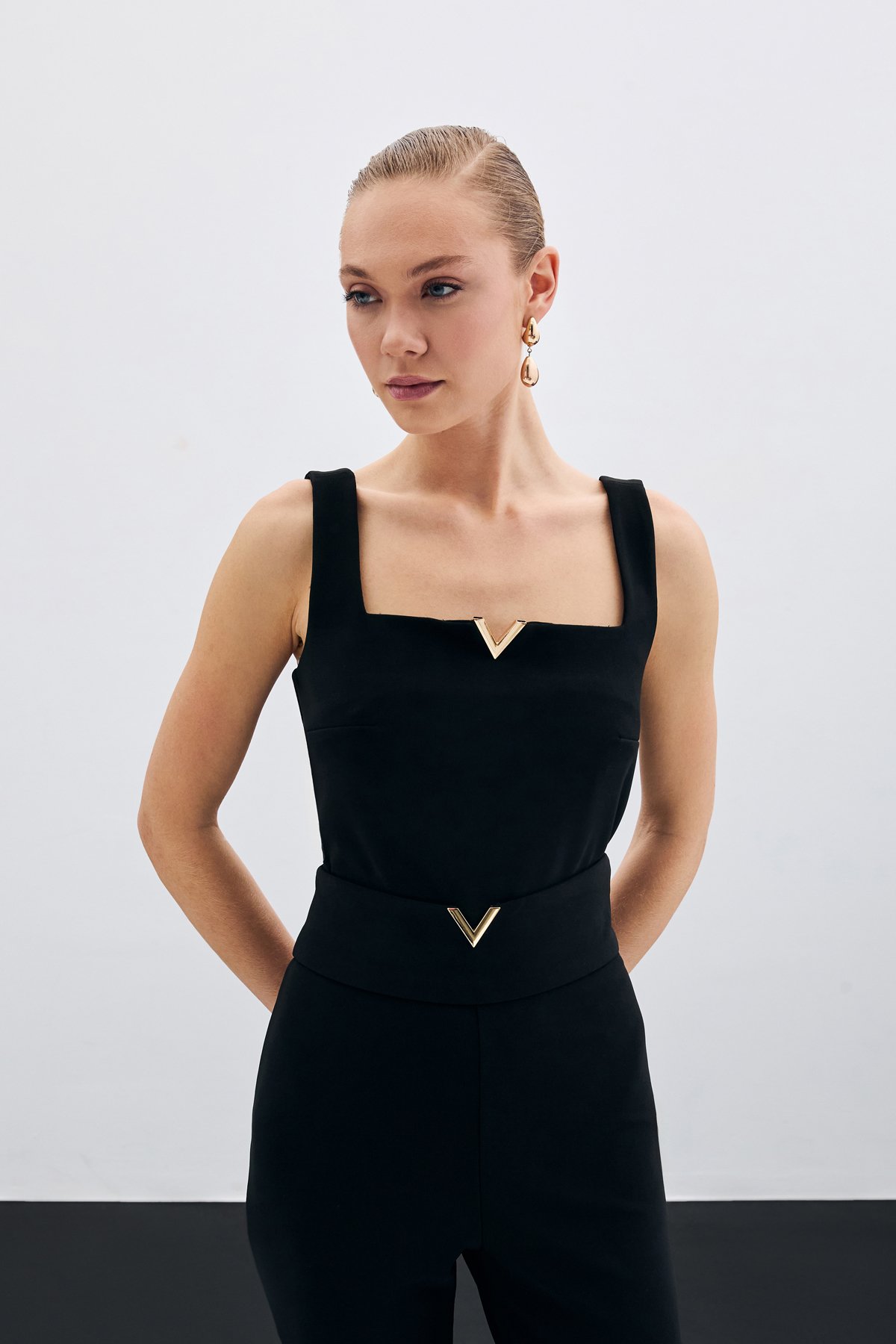 Yaka Gold Aksesuarlı Bluz - Siyah