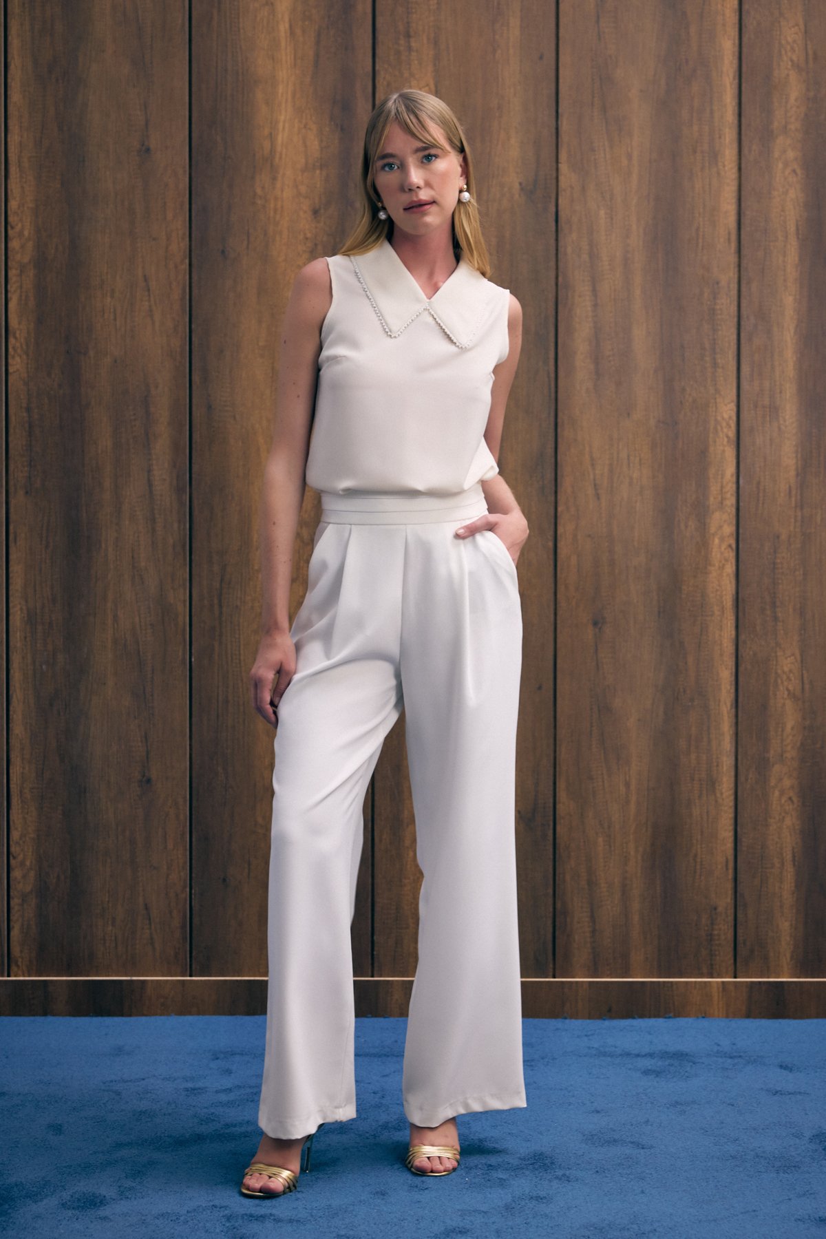 Yaka İncili Kolsuz Bluz - Bej