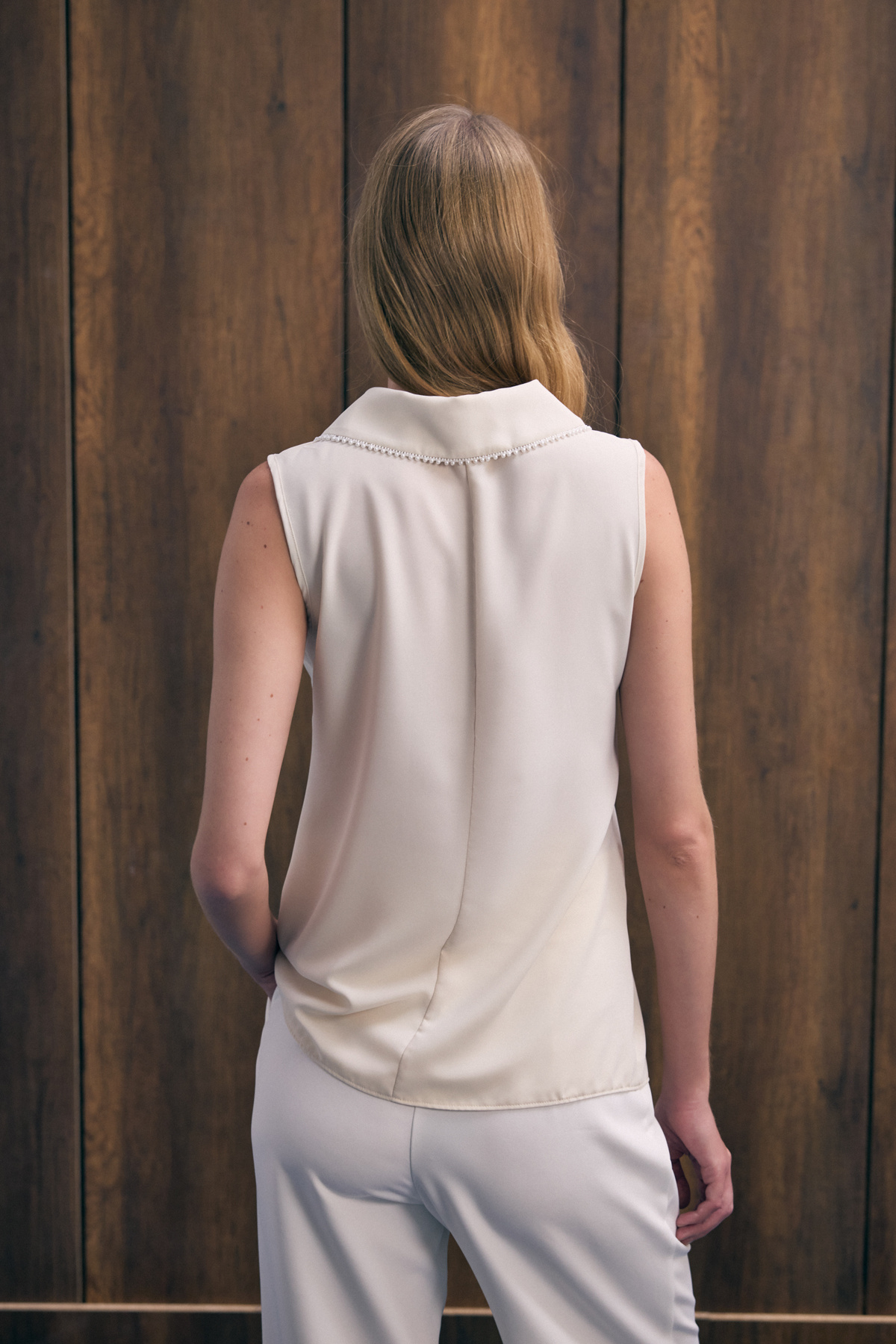 Yaka İncili Kolsuz Bluz - Bej