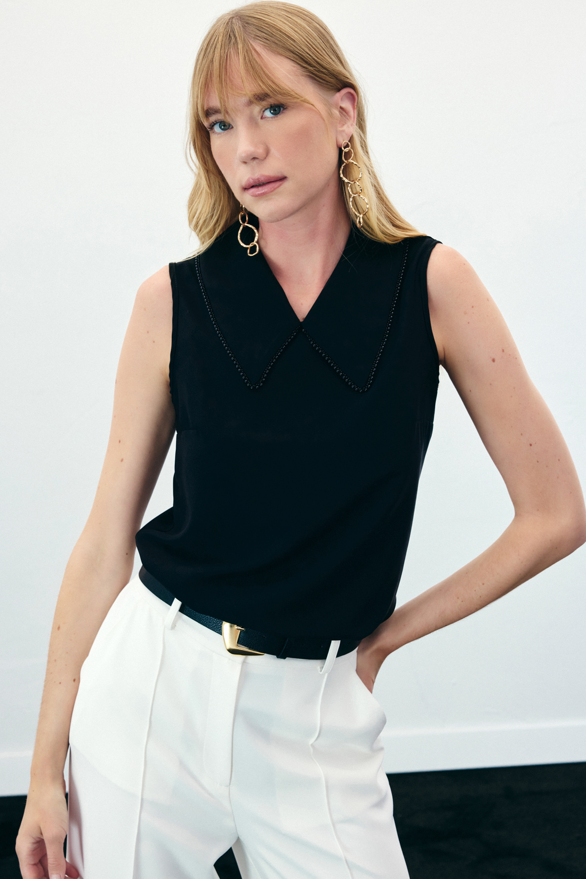 Yaka İncili Kolsuz Bluz - Siyah