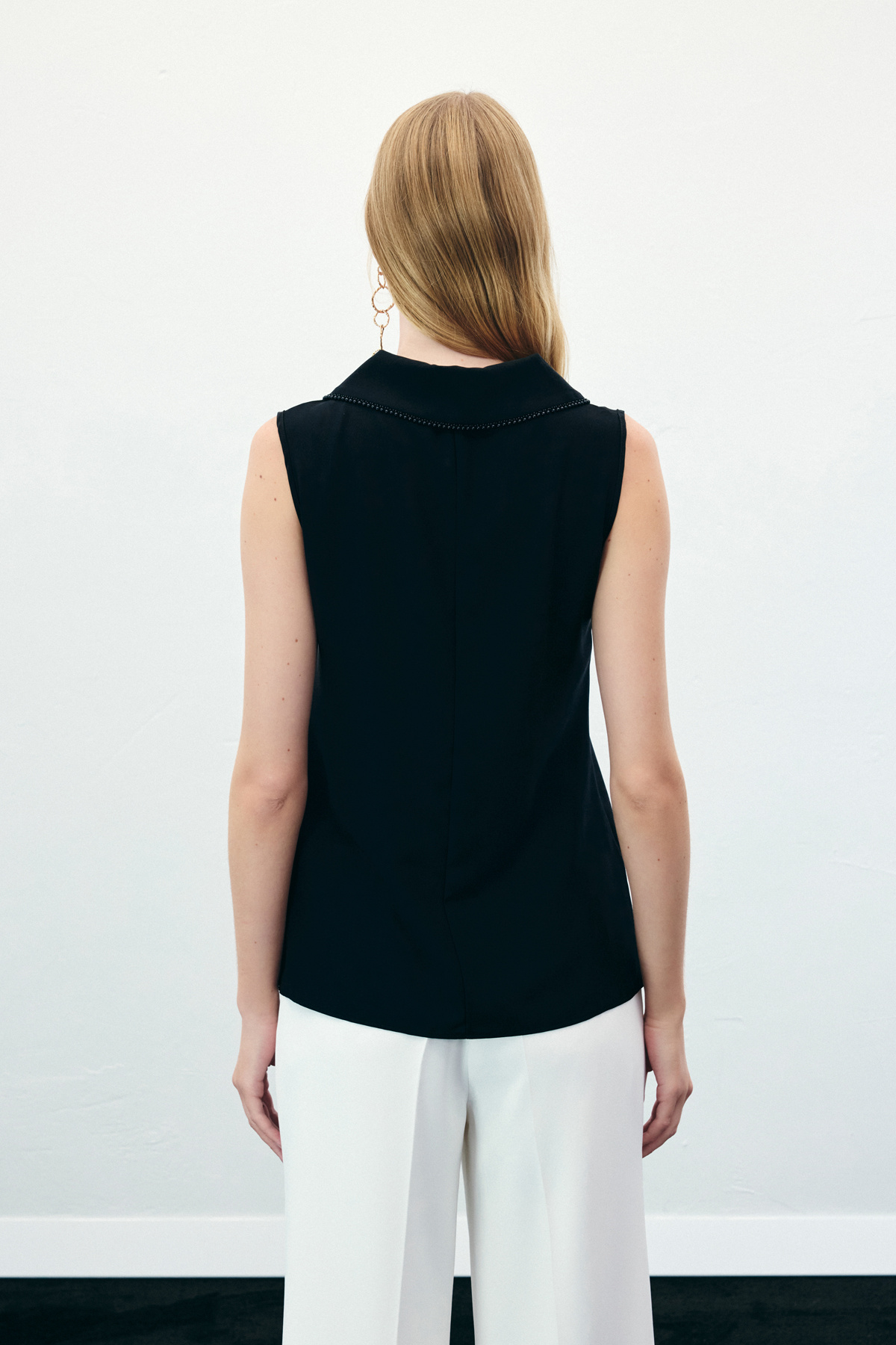 Yaka İncili Kolsuz Bluz - Siyah