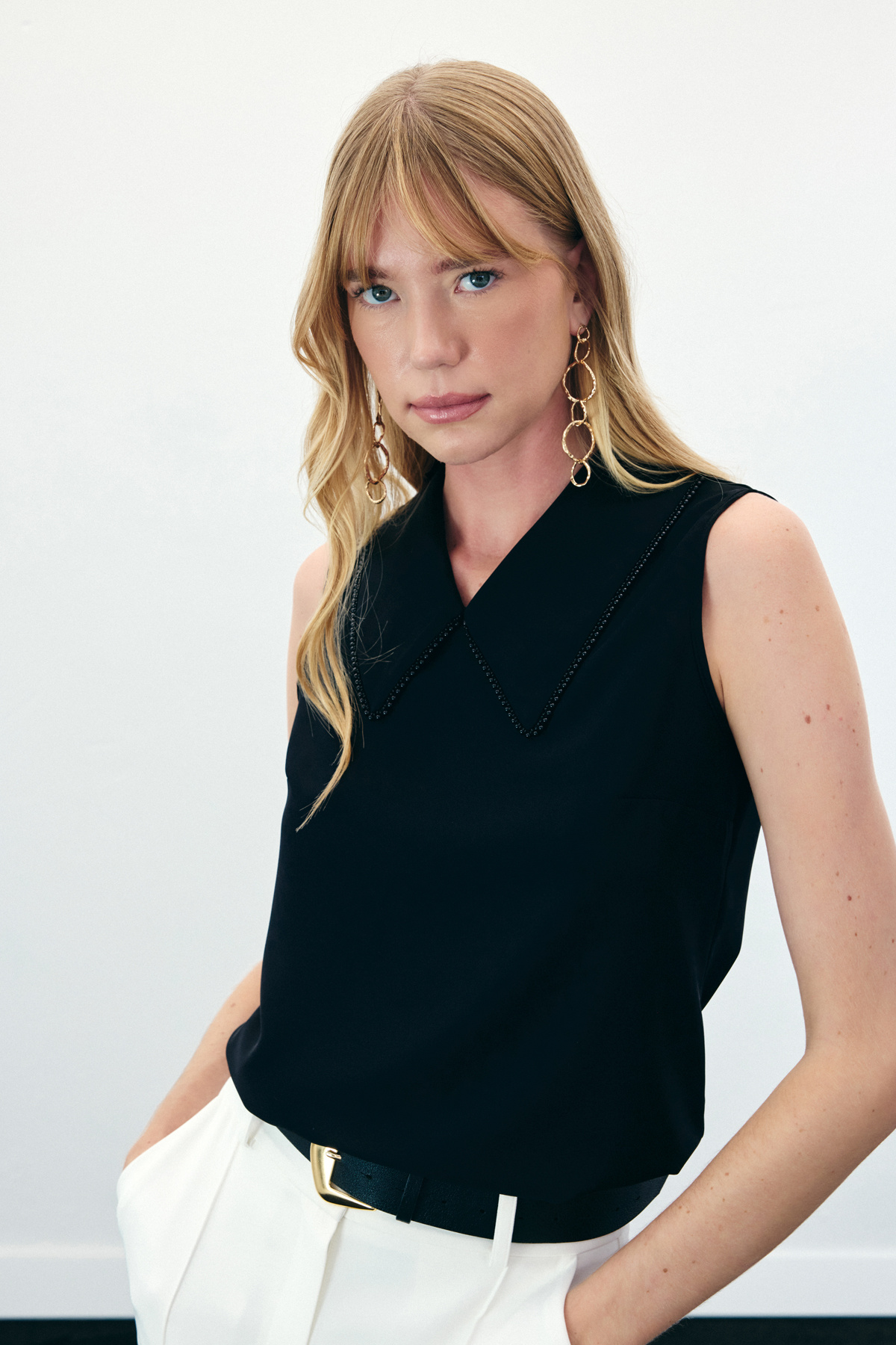 Yaka İncili Kolsuz Bluz - Siyah