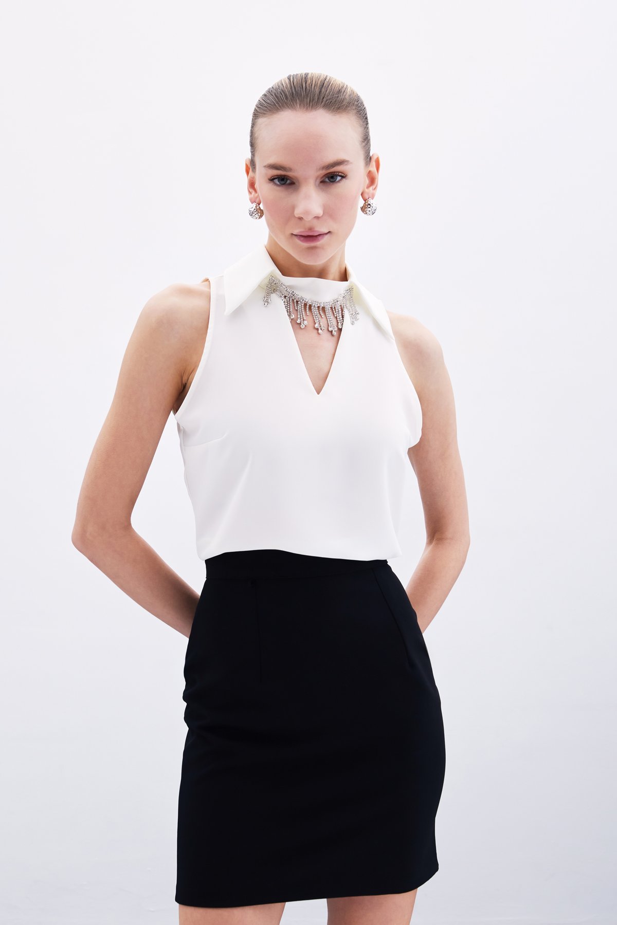 Yaka Taşlı Kolsuz Bluz - Ekru