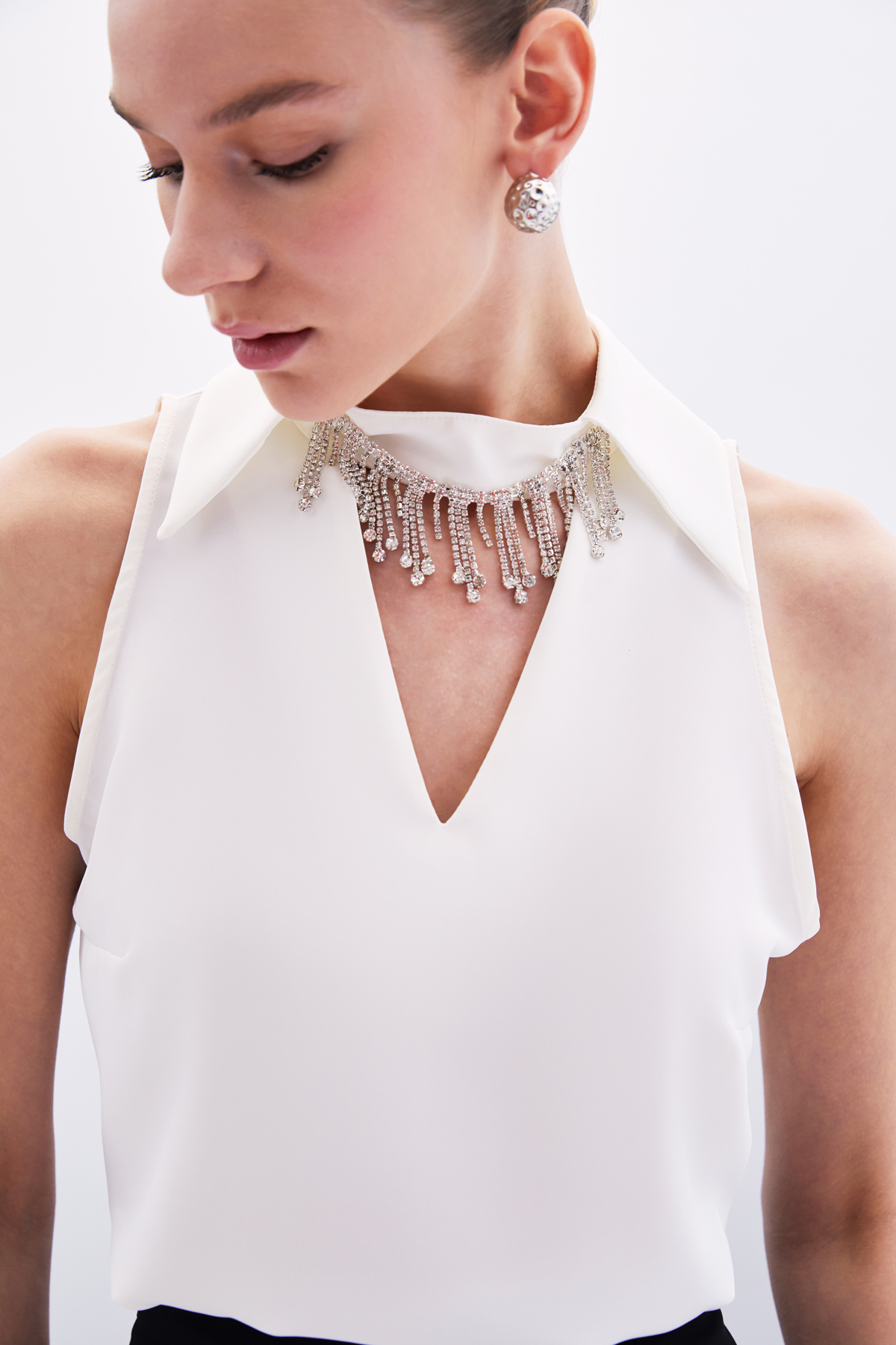 Yaka Taşlı Kolsuz Bluz - Ekru