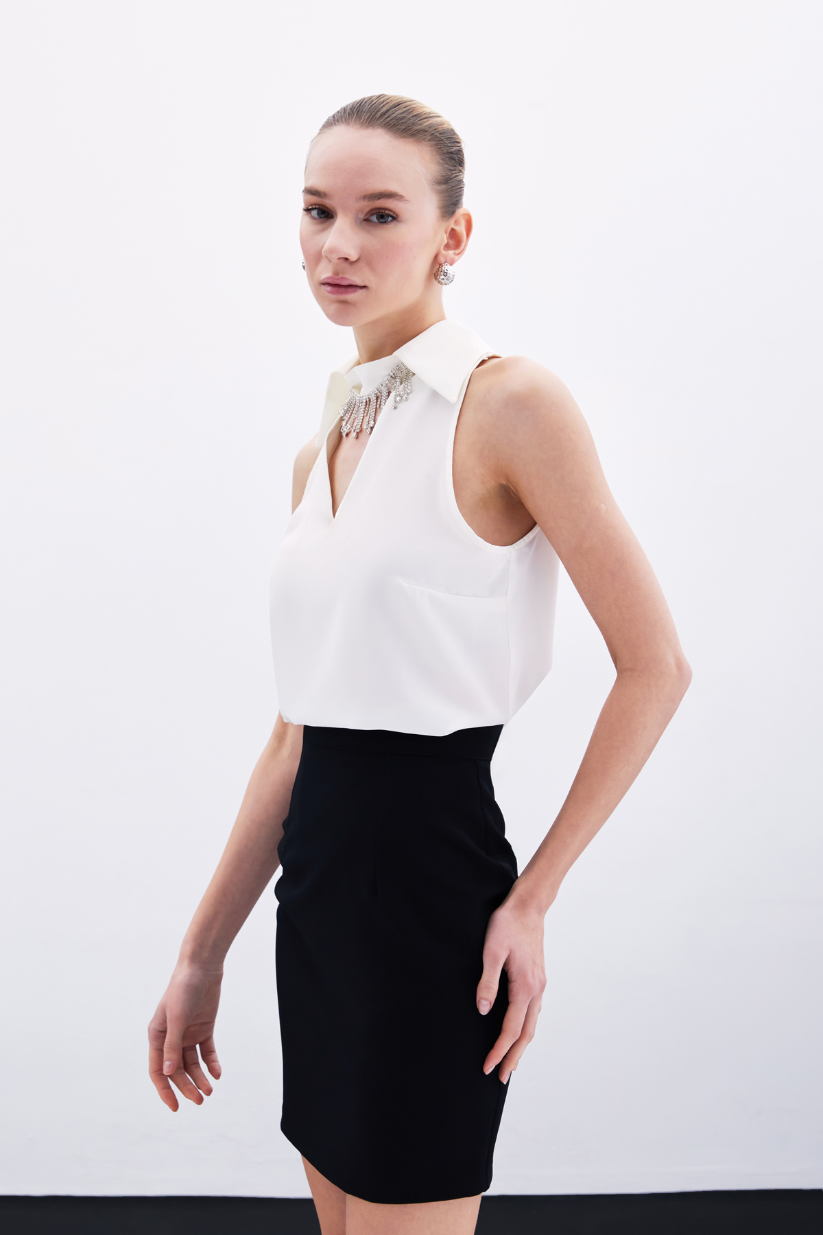 Yaka Taşlı Kolsuz Bluz - Ekru