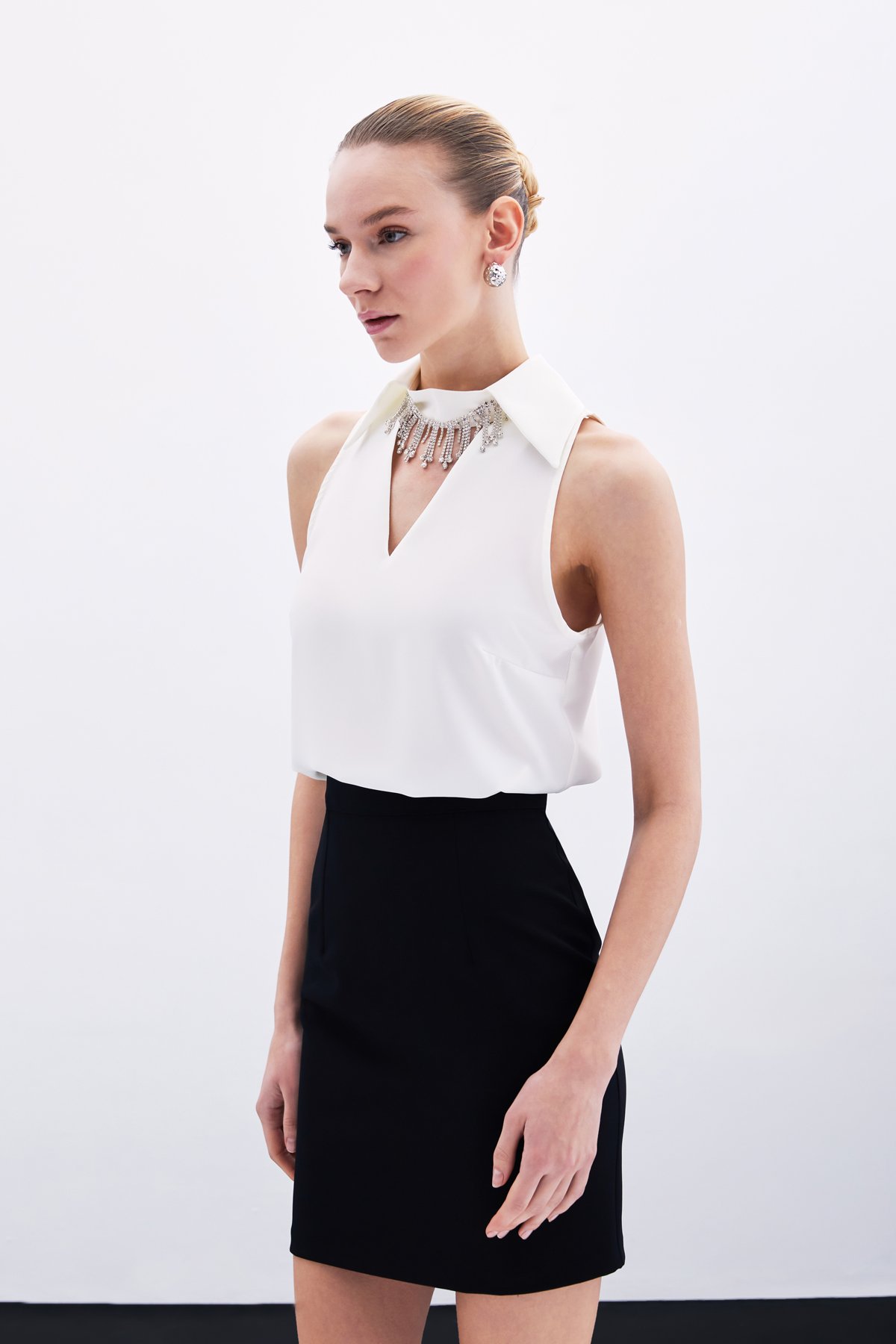 Yaka Taşlı Kolsuz Bluz - Ekru