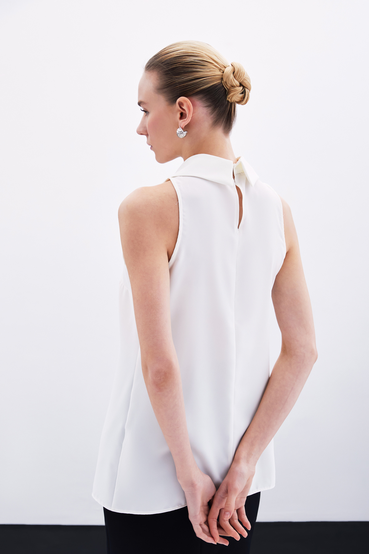 Yaka Taşlı Kolsuz Bluz - Ekru