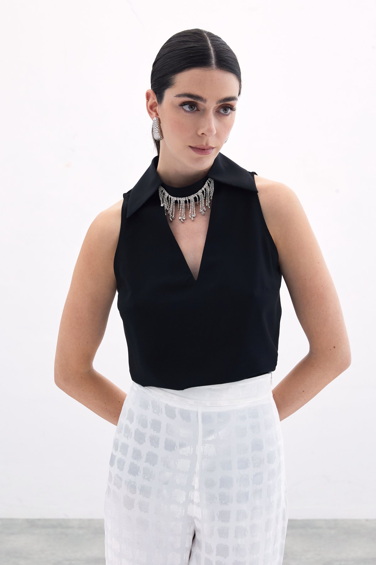 Yaka Taşlı Kolsuz Bluz - Siyah