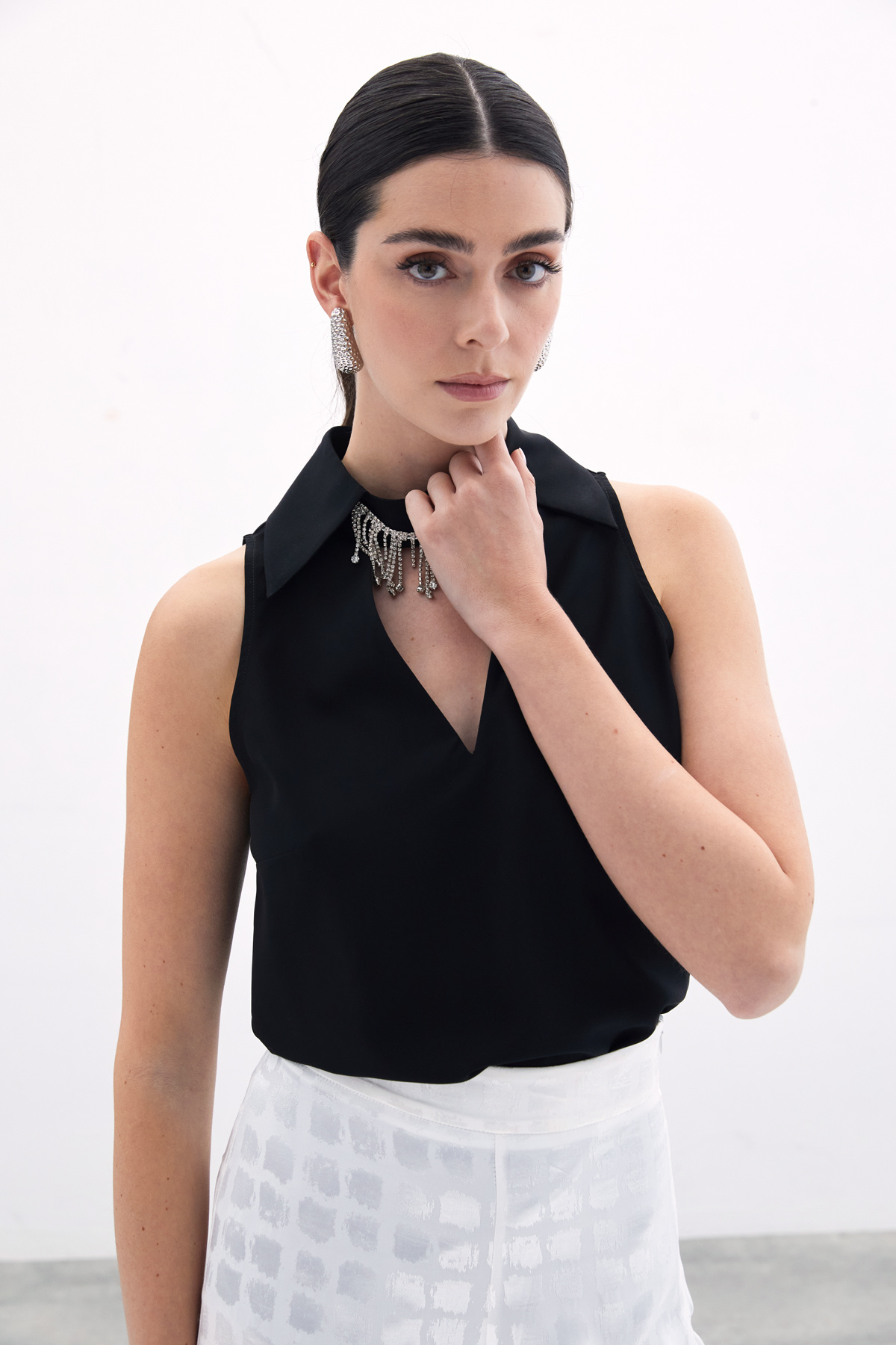 Yaka Taşlı Kolsuz Bluz - Siyah