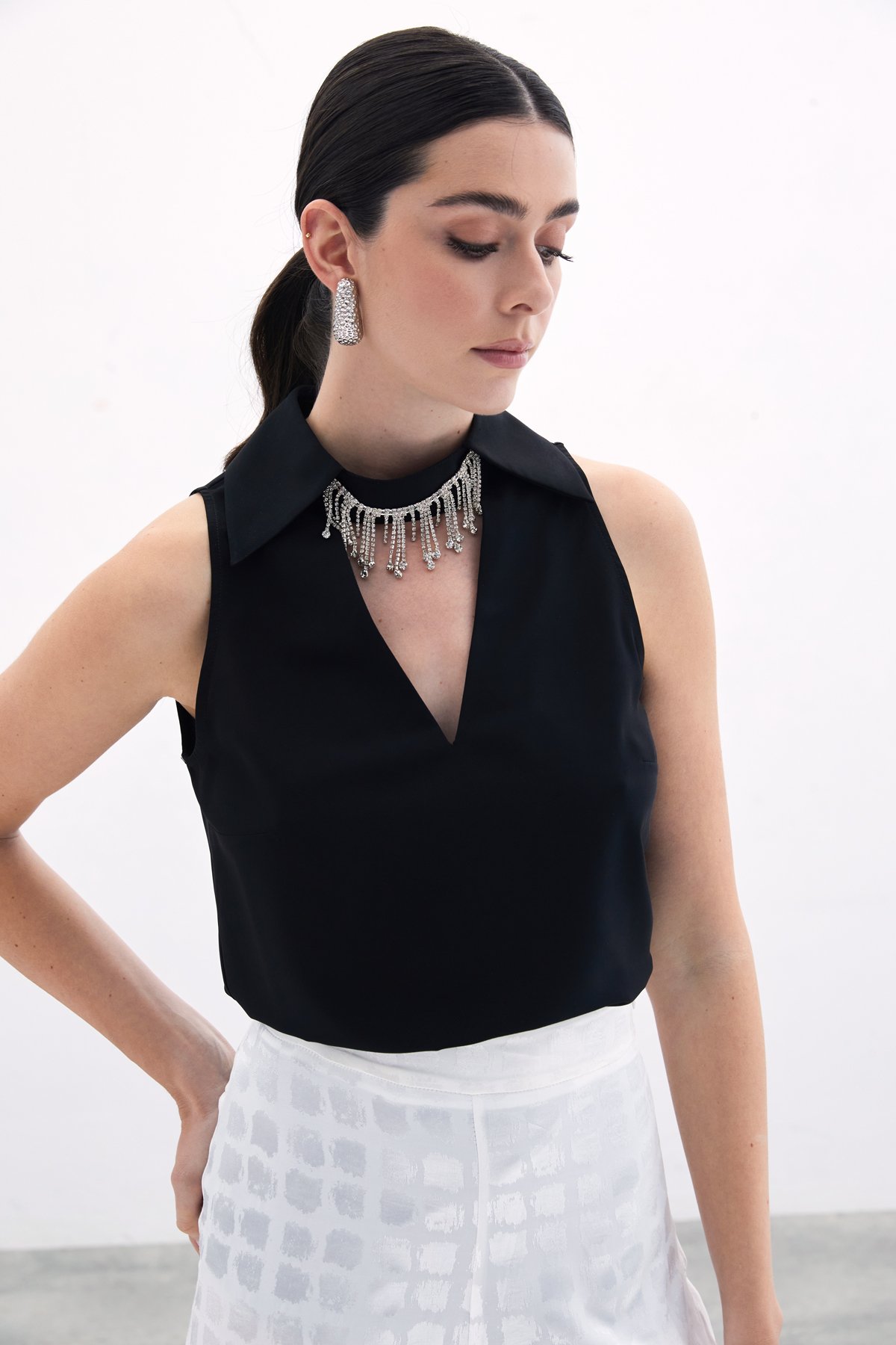 Yaka Taşlı Kolsuz Bluz - Siyah