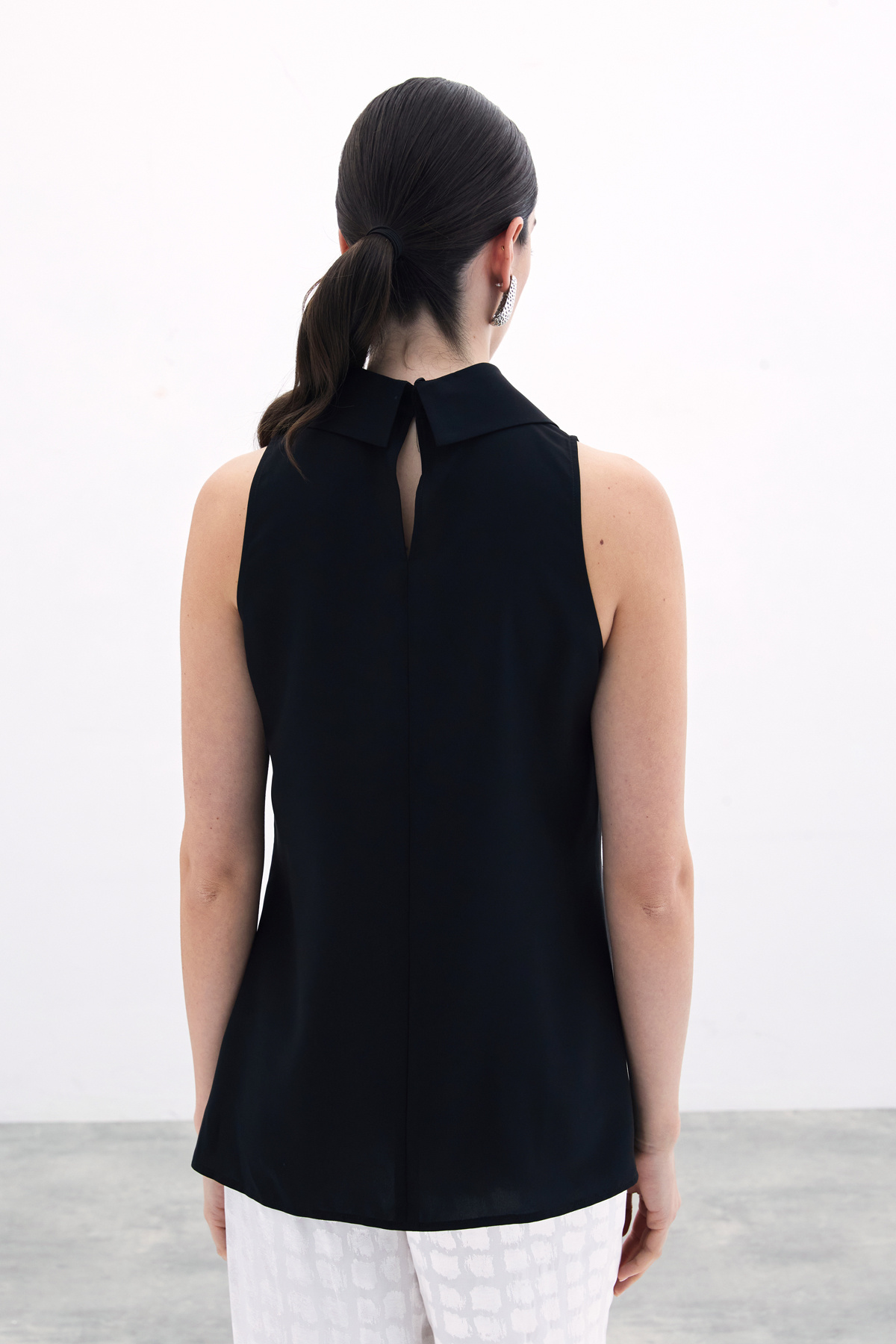 Yaka Taşlı Kolsuz Bluz - Siyah