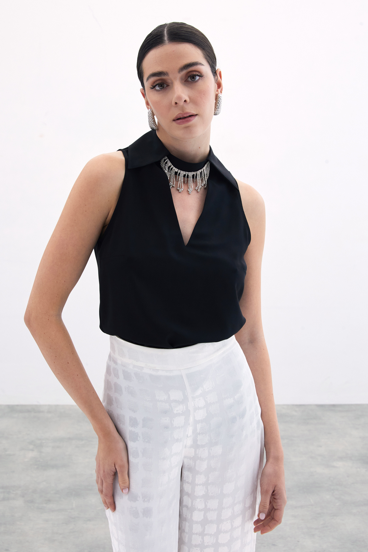 Yaka Taşlı Kolsuz Bluz - Siyah