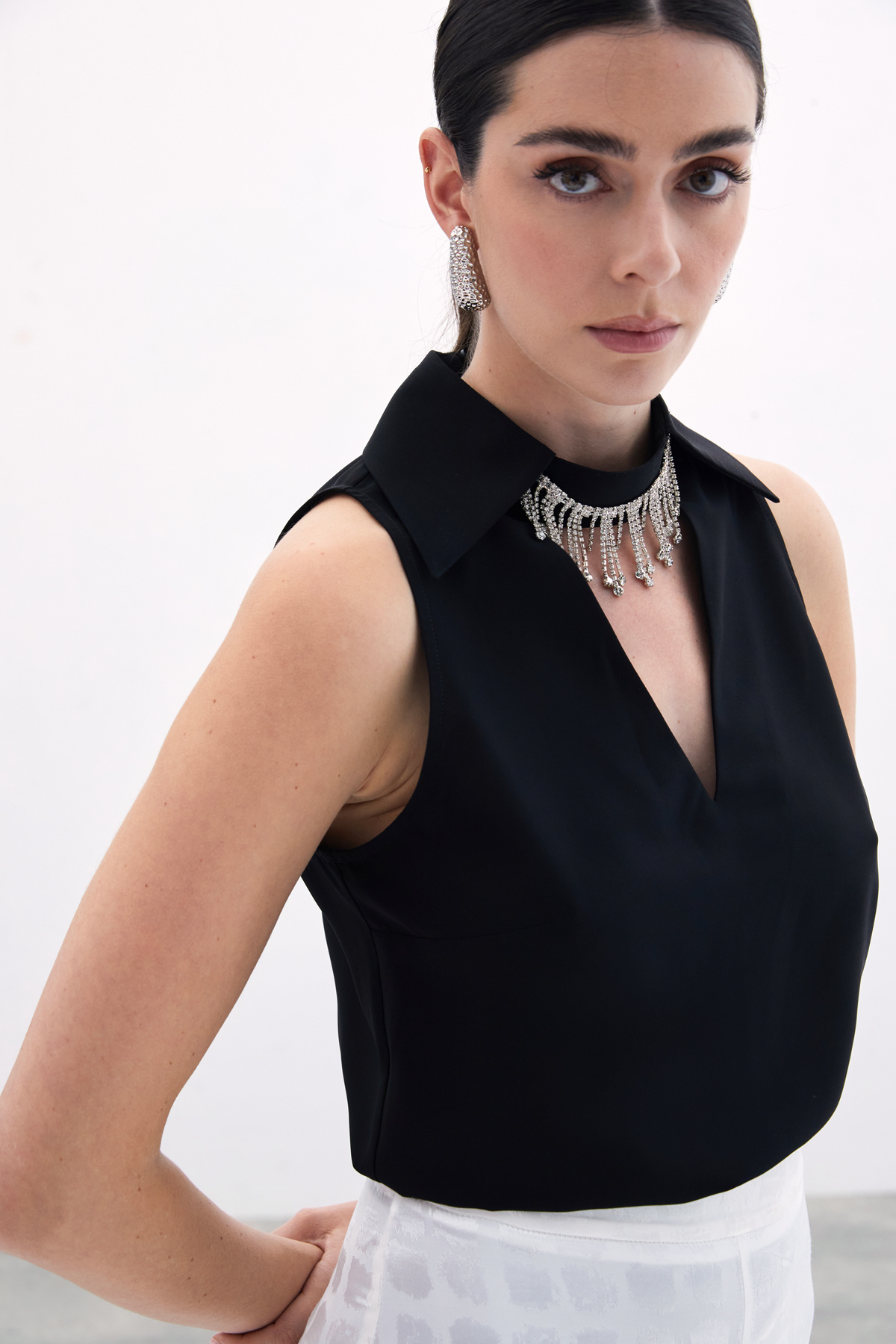 Yaka Taşlı Kolsuz Bluz - Siyah