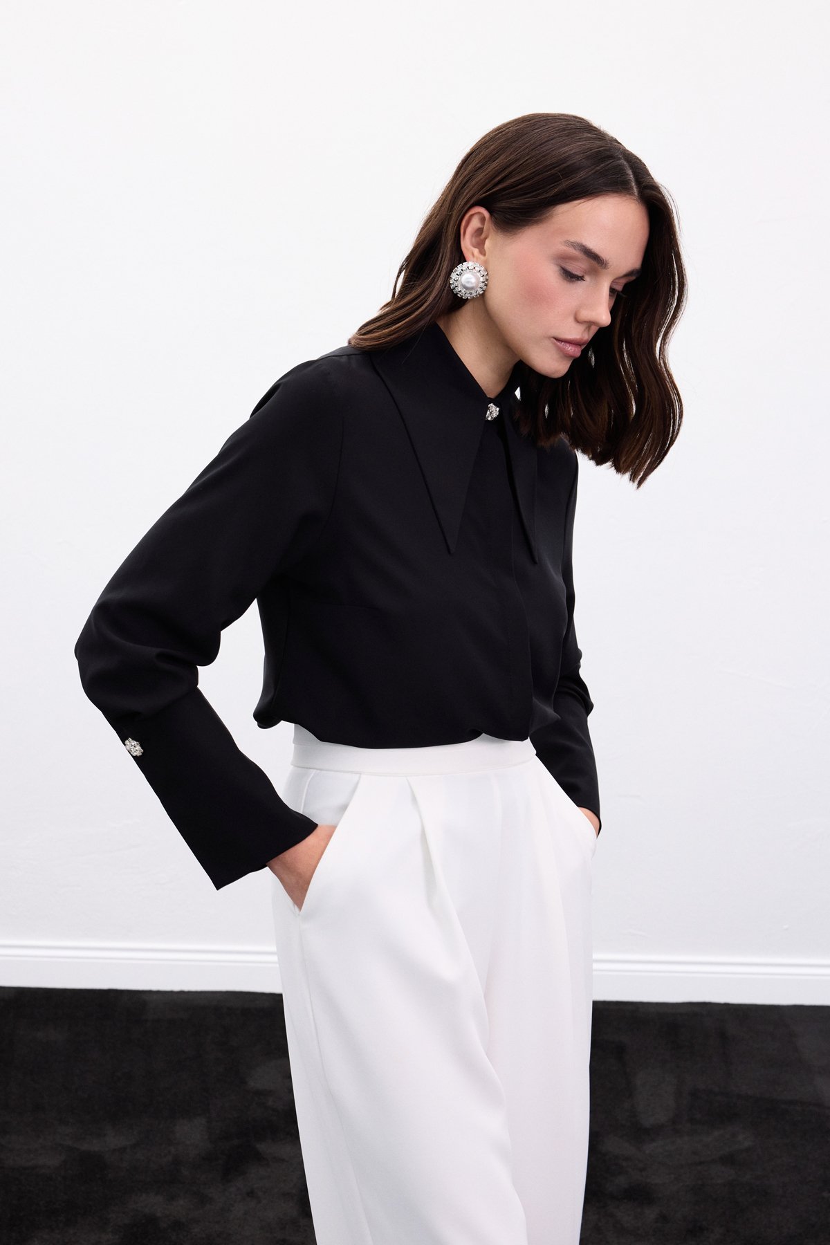 Yaka Ve Manşet Aksesuarlı Gömlek - Siyah