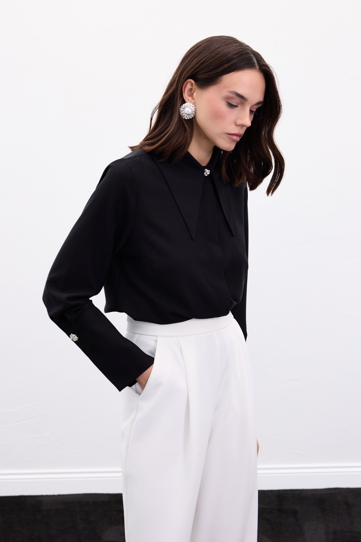 Yaka Ve Manşet Aksesuarlı Gömlek - Siyah