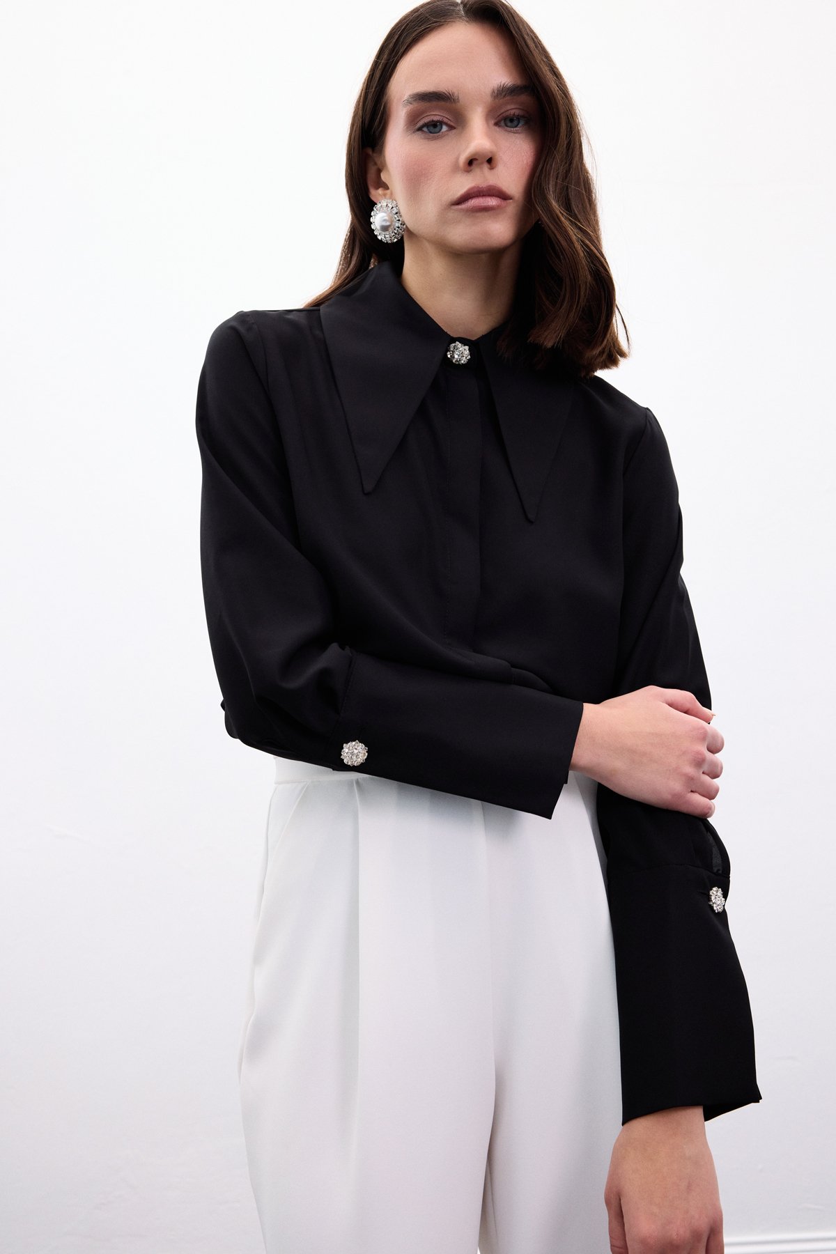 Yaka Ve Manşet Aksesuarlı Gömlek - Siyah