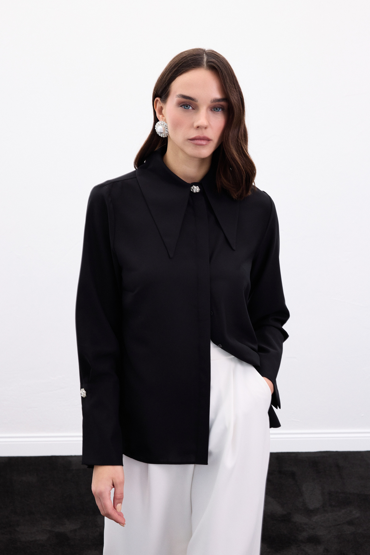 Yaka Ve Manşet Aksesuarlı Gömlek - Siyah