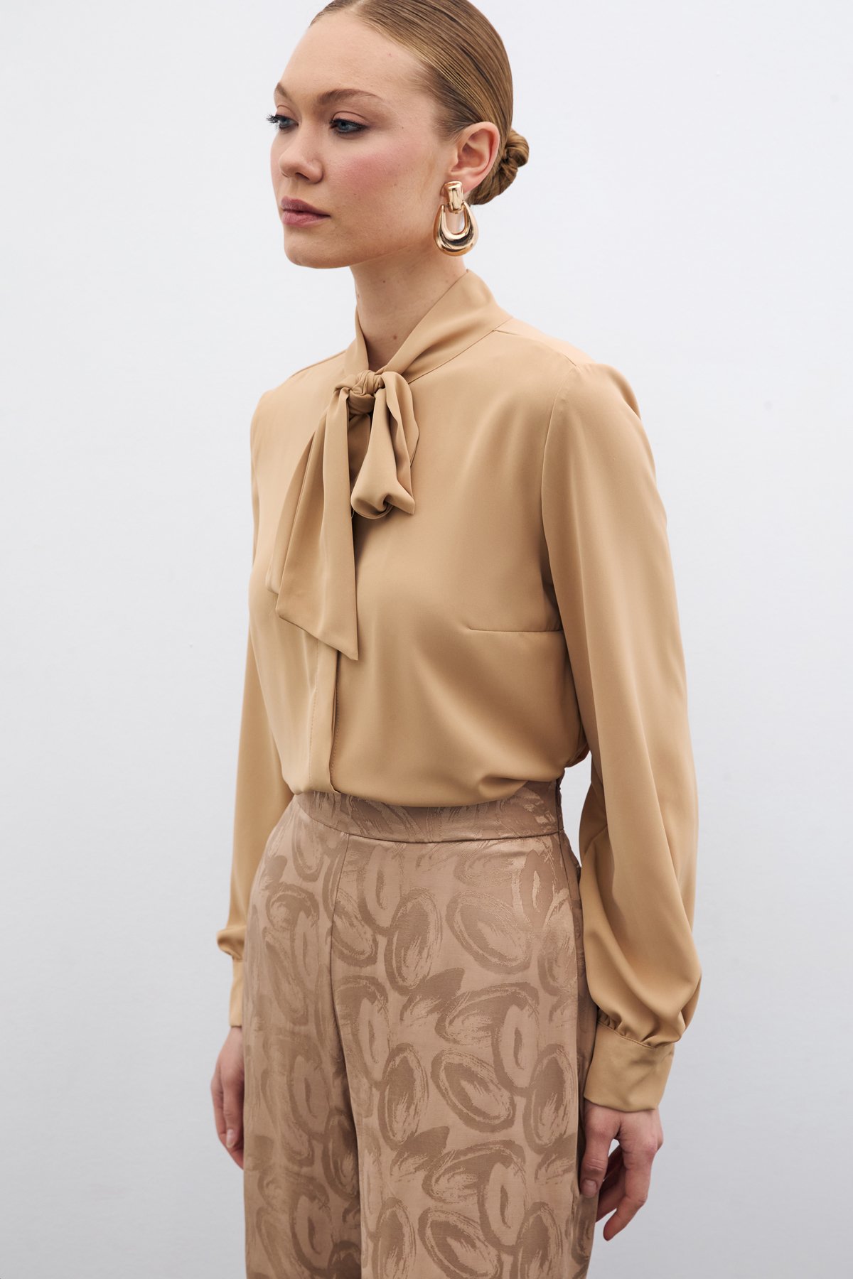 Yakası Bağlamalı Düz Gömlek - Camel