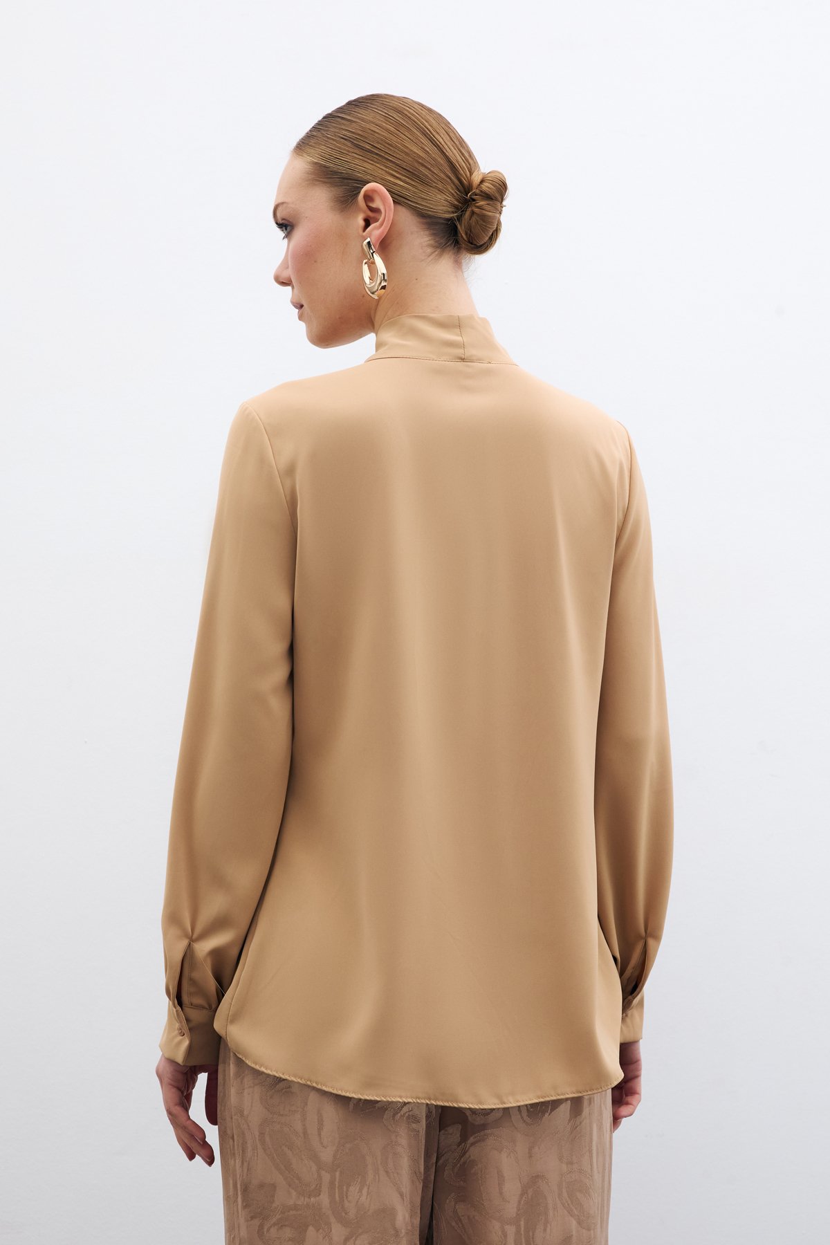 Yakası Bağlamalı Düz Gömlek - Camel