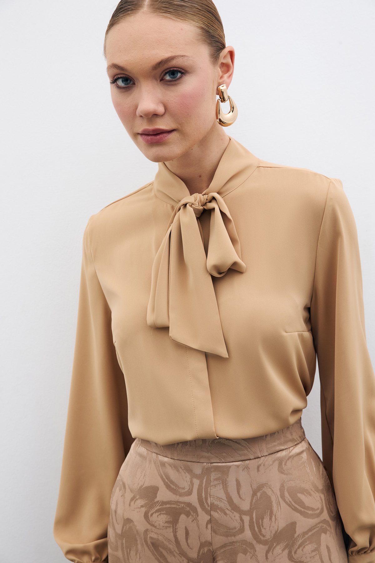 Yakası Bağlamalı Düz Gömlek - Camel