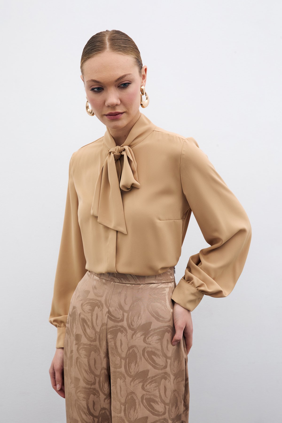 Yakası Bağlamalı Düz Gömlek - Camel