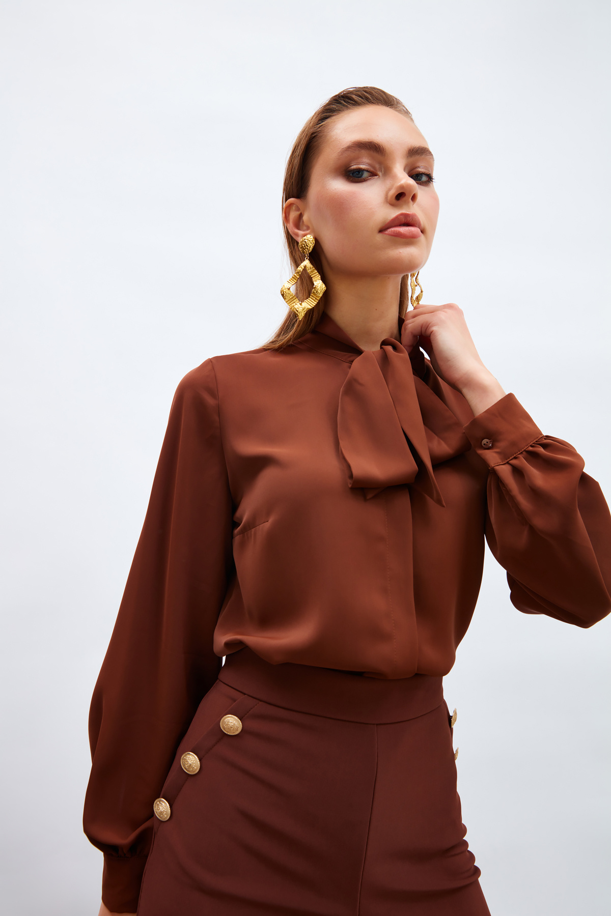 Yakası Bağlamalı Düz Gömlek - KAHVE