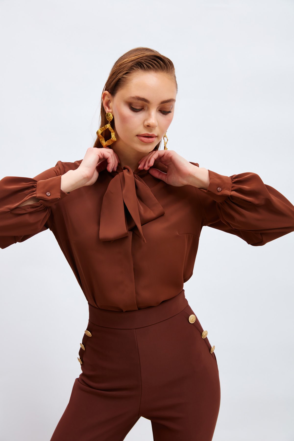 Yakası Bağlamalı Düz Gömlek - KAHVE