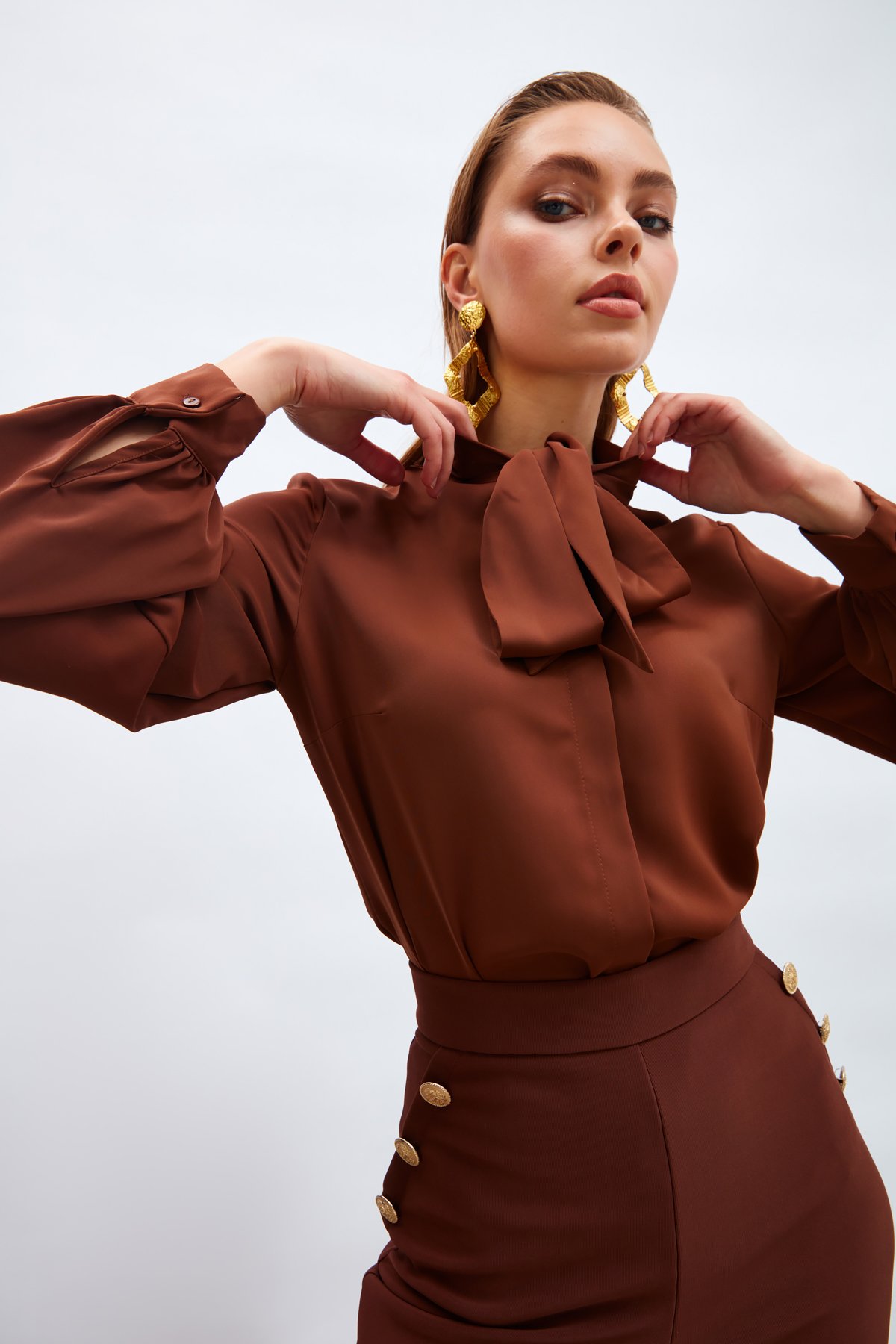 Yakası Bağlamalı Düz Gömlek - KAHVE