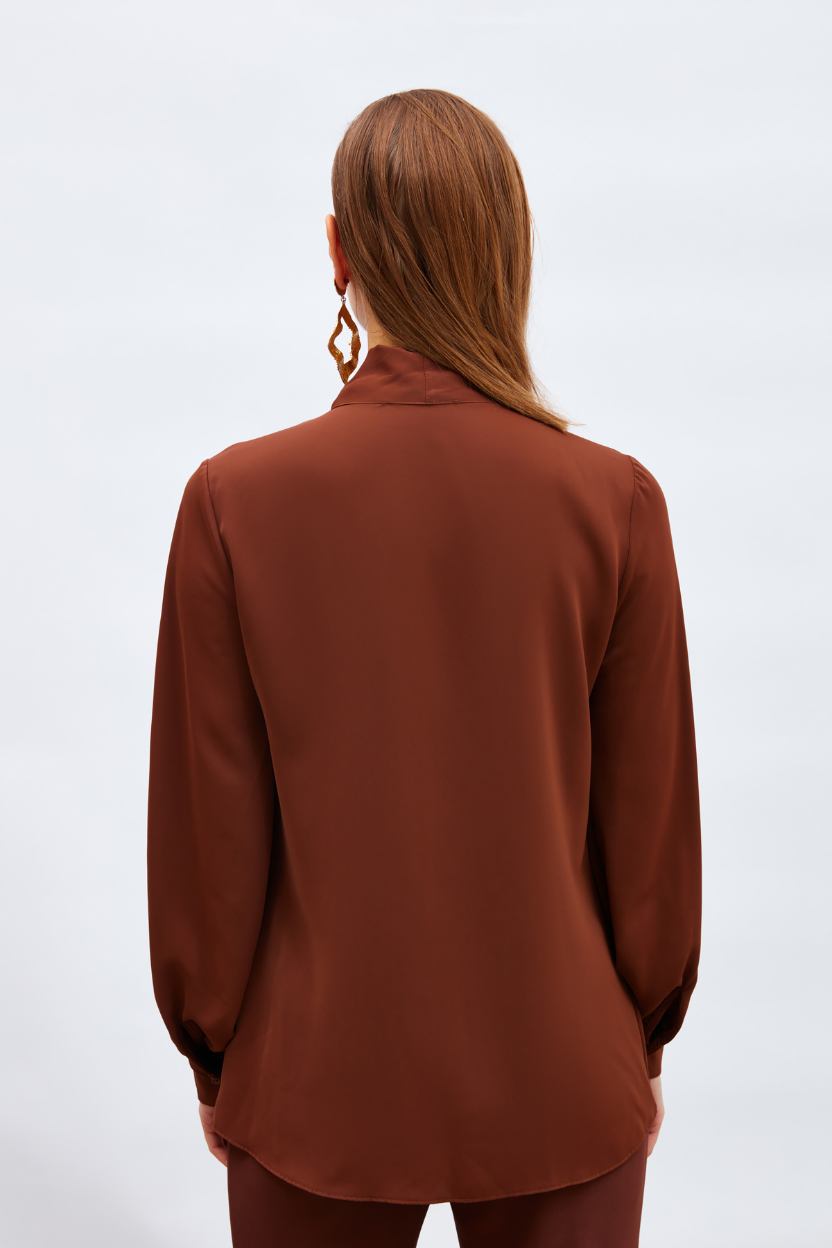 Yakası Bağlamalı Düz Gömlek - KAHVE