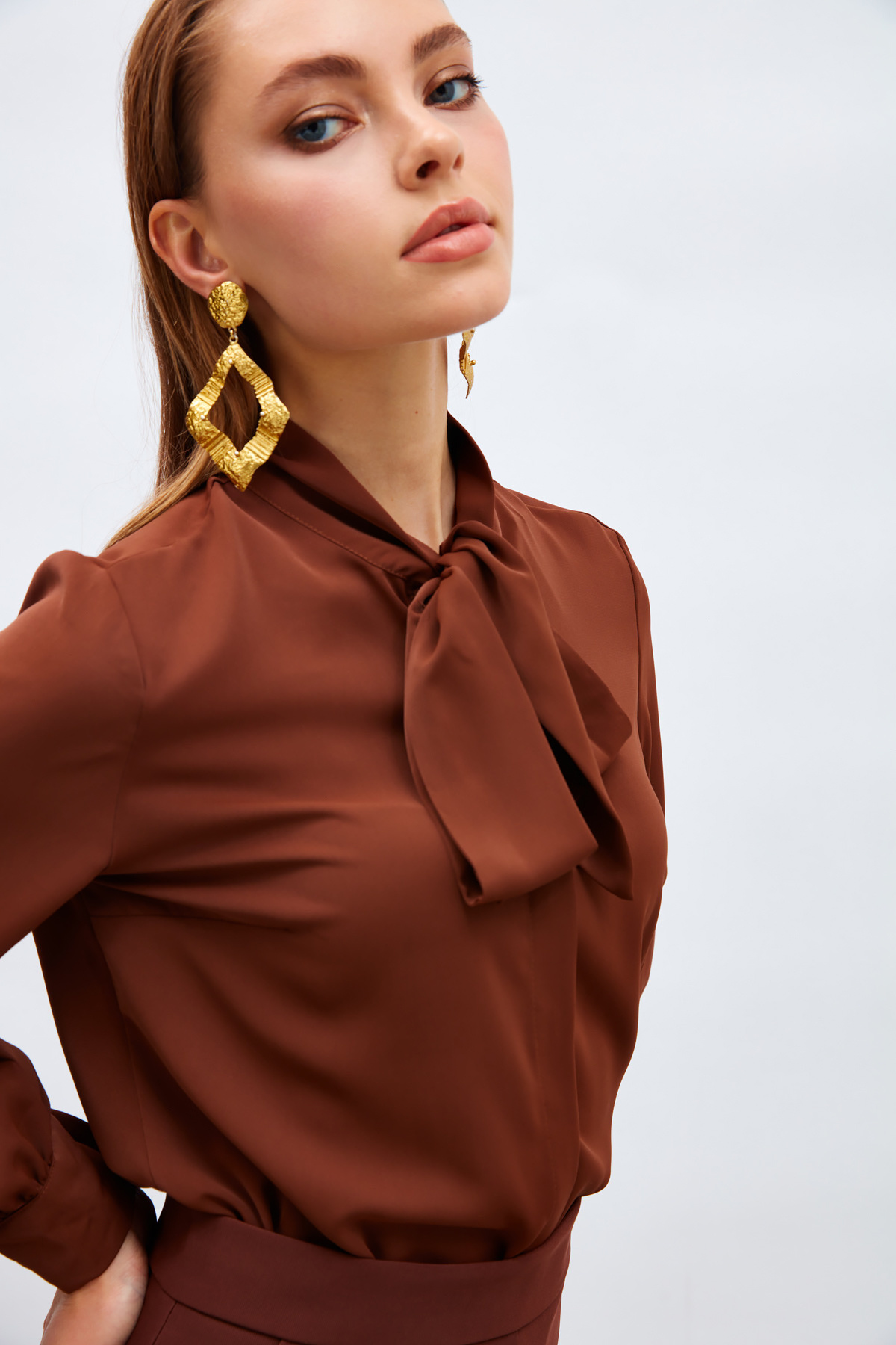 Yakası Bağlamalı Düz Gömlek - KAHVE