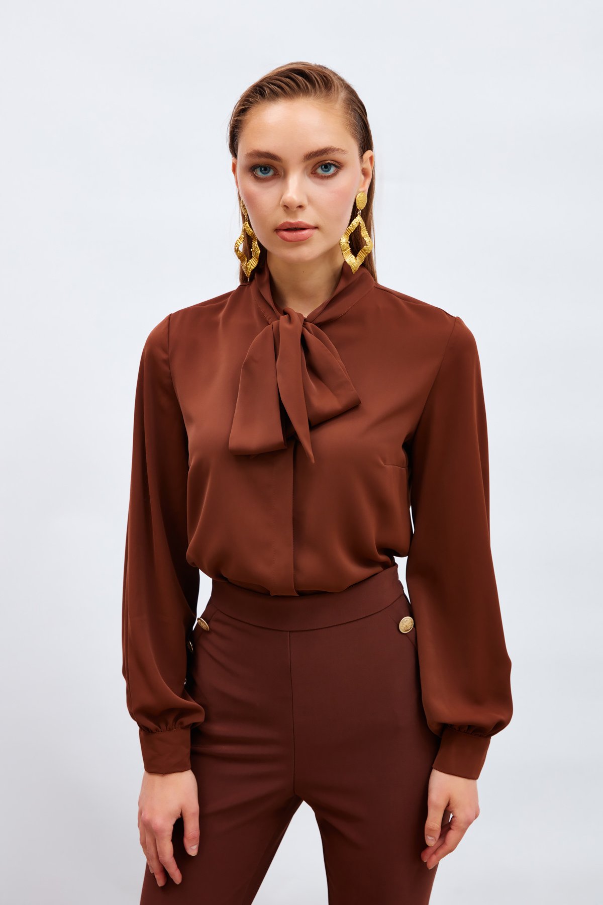 Yakası Bağlamalı Düz Gömlek - KAHVE